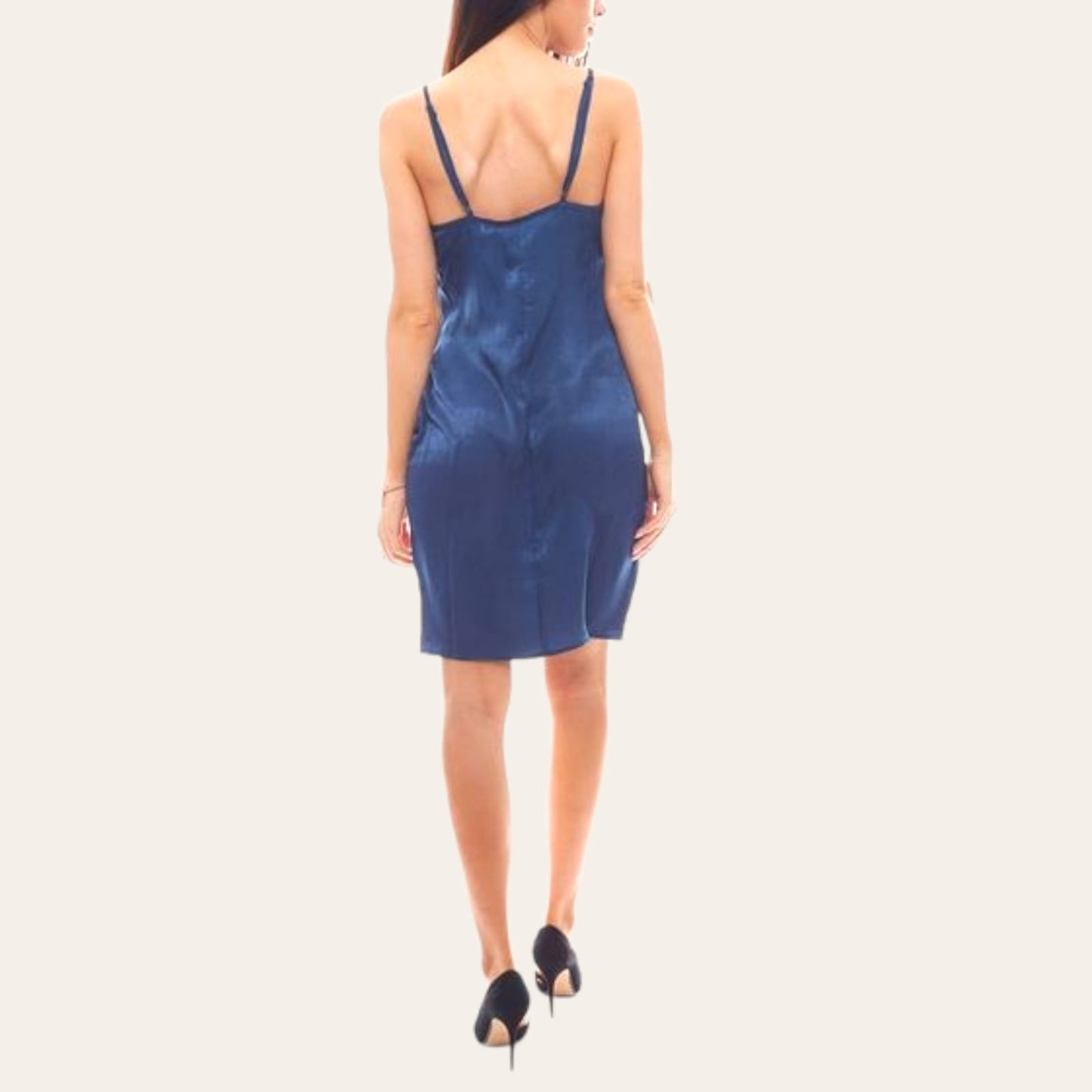 FustanFustan NAKDNAKDFustan NAKD vjen me një model vërtet të veçant. Elegant me rripa të hollë të rregullueshëm, material i mëndafshtë dhe një prerje e drejt. Komod falë materialit me c