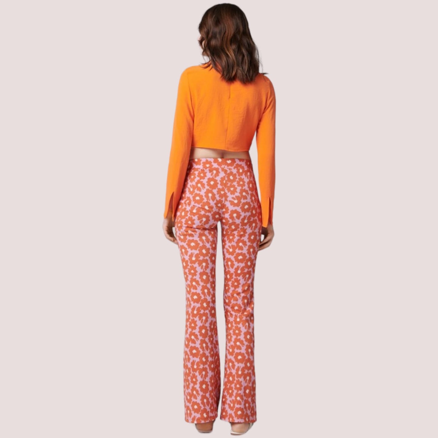 crop top me menge te gjataCrop Top SinsaySinsayCrop Top Sinsay vjen me një prerje vërtet të veçantë. Me mëngë të gjata me lidhje në pjesën e poshtëme dhe i hapur në mes të kraharorit për të percjellë një legancë