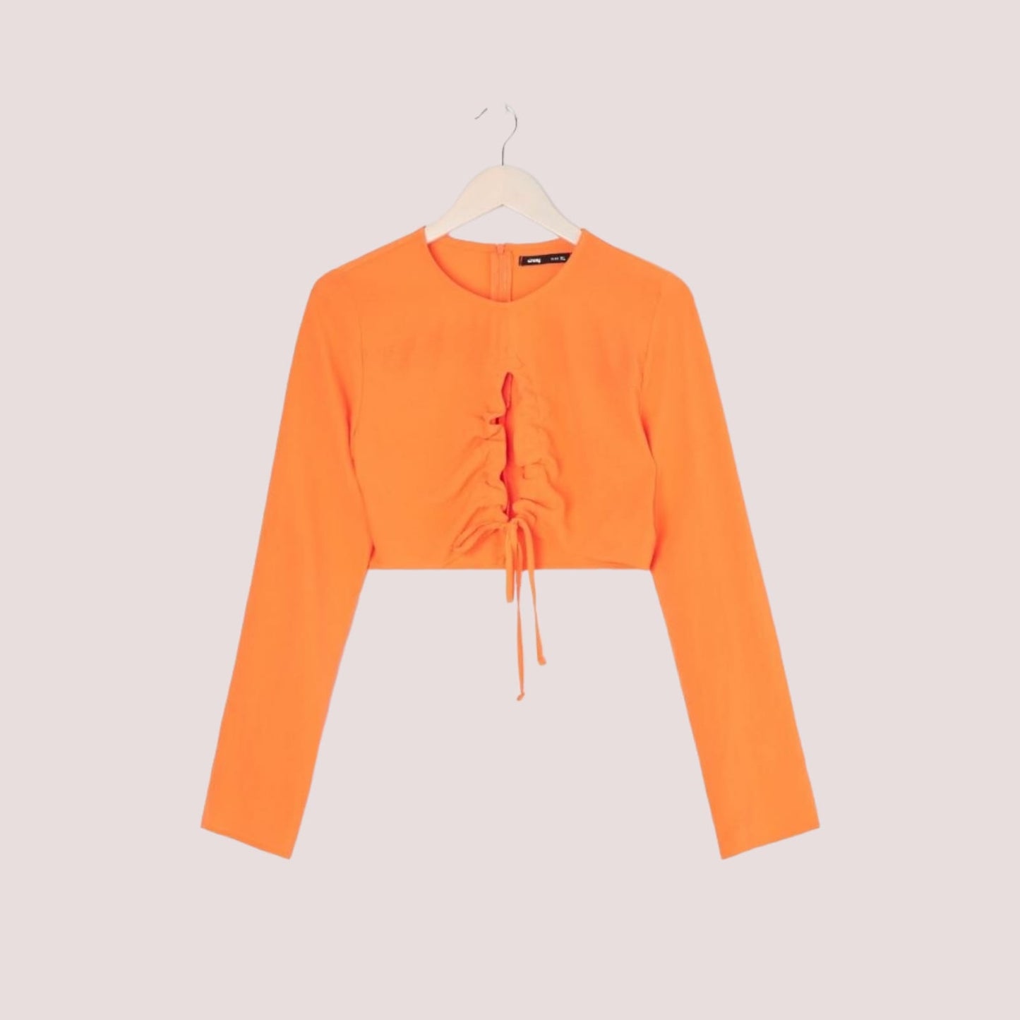 crop top me menge te gjataCrop Top SinsaySinsayCrop Top Sinsay vjen me një prerje vërtet të veçantë. Me mëngë të gjata me lidhje në pjesën e poshtëme dhe i hapur në mes të kraharorit për të percjellë një legancë