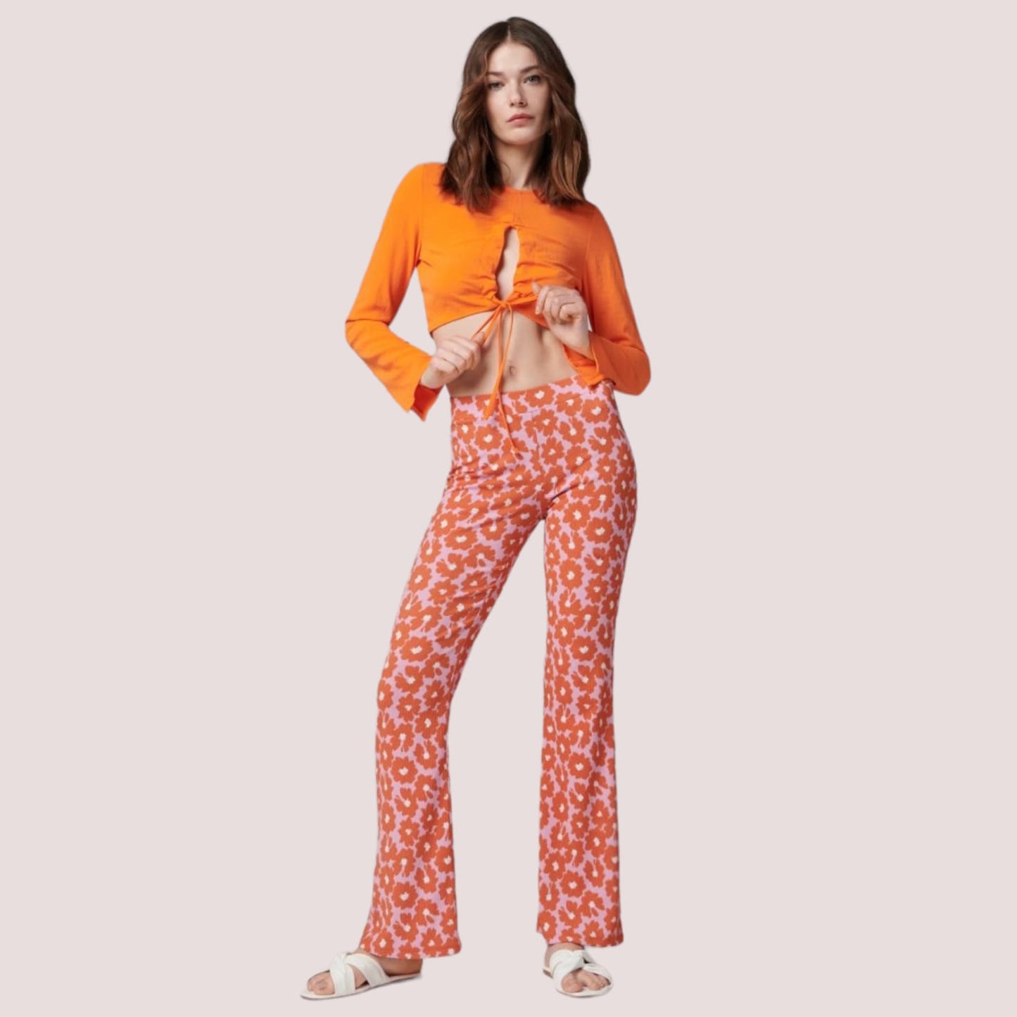 crop top me menge te gjataCrop Top SinsaySinsayCrop Top Sinsay vjen me një prerje vërtet të veçantë. Me mëngë të gjata me lidhje në pjesën e poshtëme dhe i hapur në mes të kraharorit për të percjellë një legancë