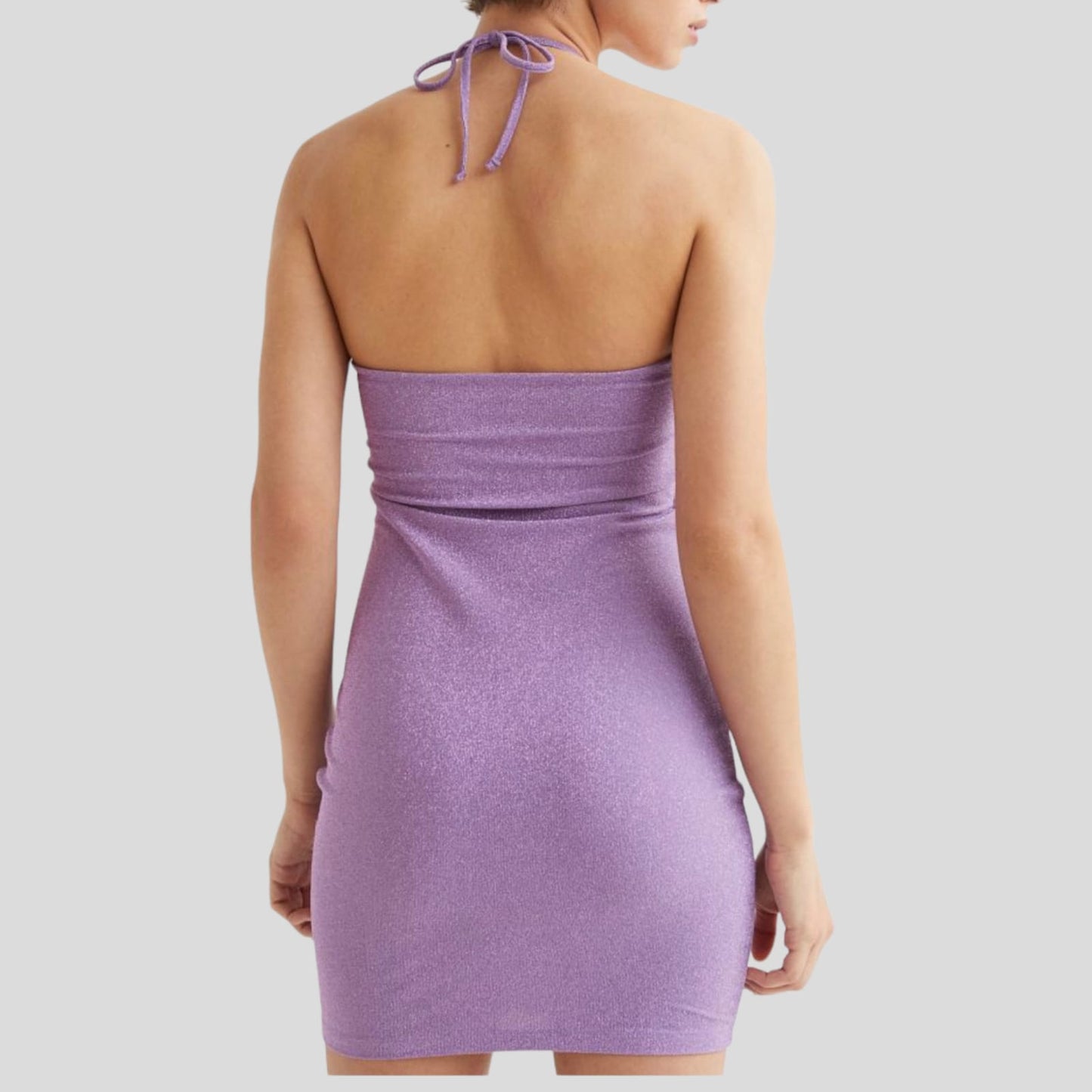 FustanFustan H&MH&MFustan H&M vjen me një model vërtet të veçant. I shkurtër dhe pas trupit duke treguar sa më bukur format trupore. Komod falë materialit me cilësi te lartë.