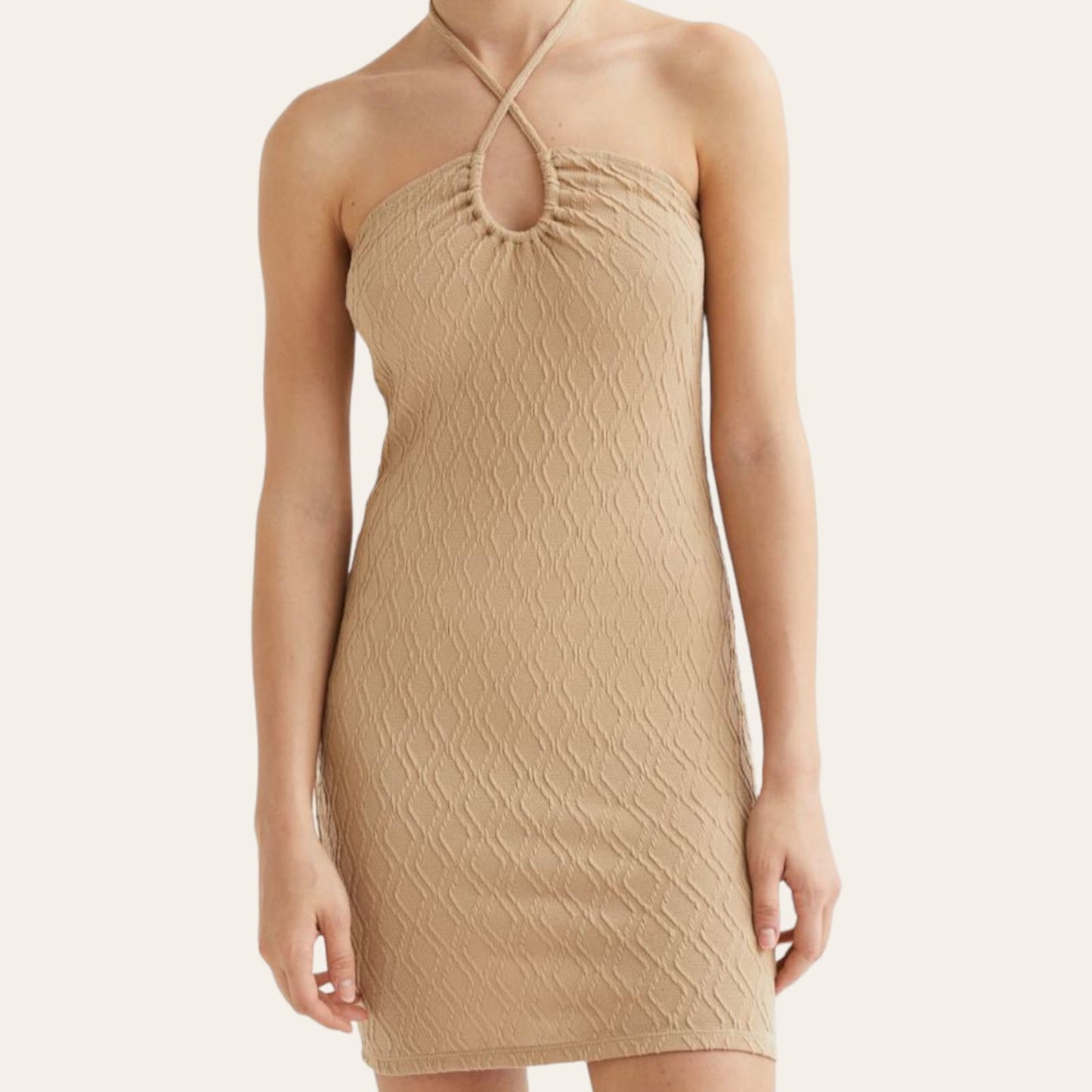 FustanFustan H&MH&MFustan H&M vjen me një model vërtet të veçant. I shkurtër dhe pas trupit duke treguar sa më bukur format trupore. Komod falë materialit me cilësi te lartë.