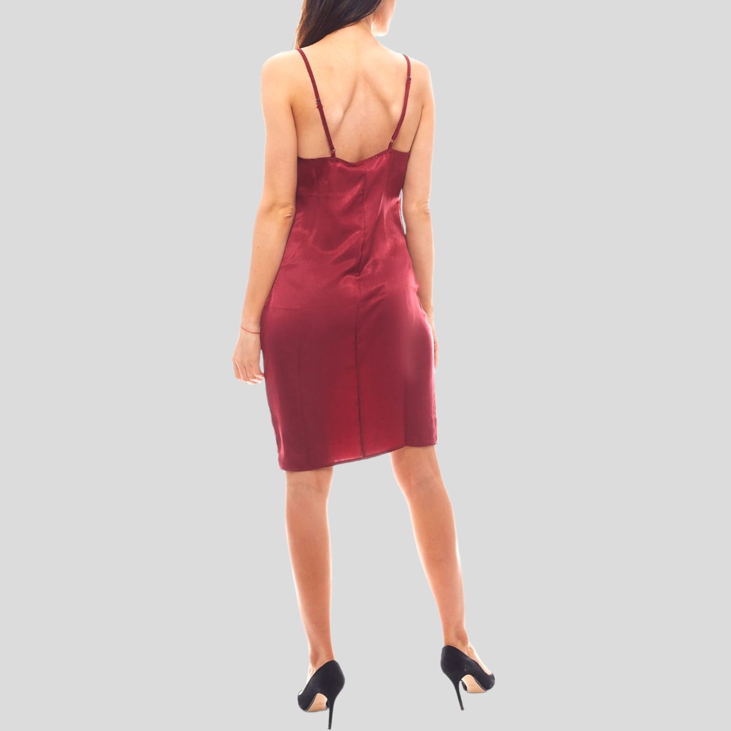 FustanFustan NAKDNAKDFustan NAKD vjen me një model vërtet të veçant. Elegant me rripa të hollë të rregullueshëm, material i mëndafshtë dhe një prerje e drejt. Komod falë materialit me c