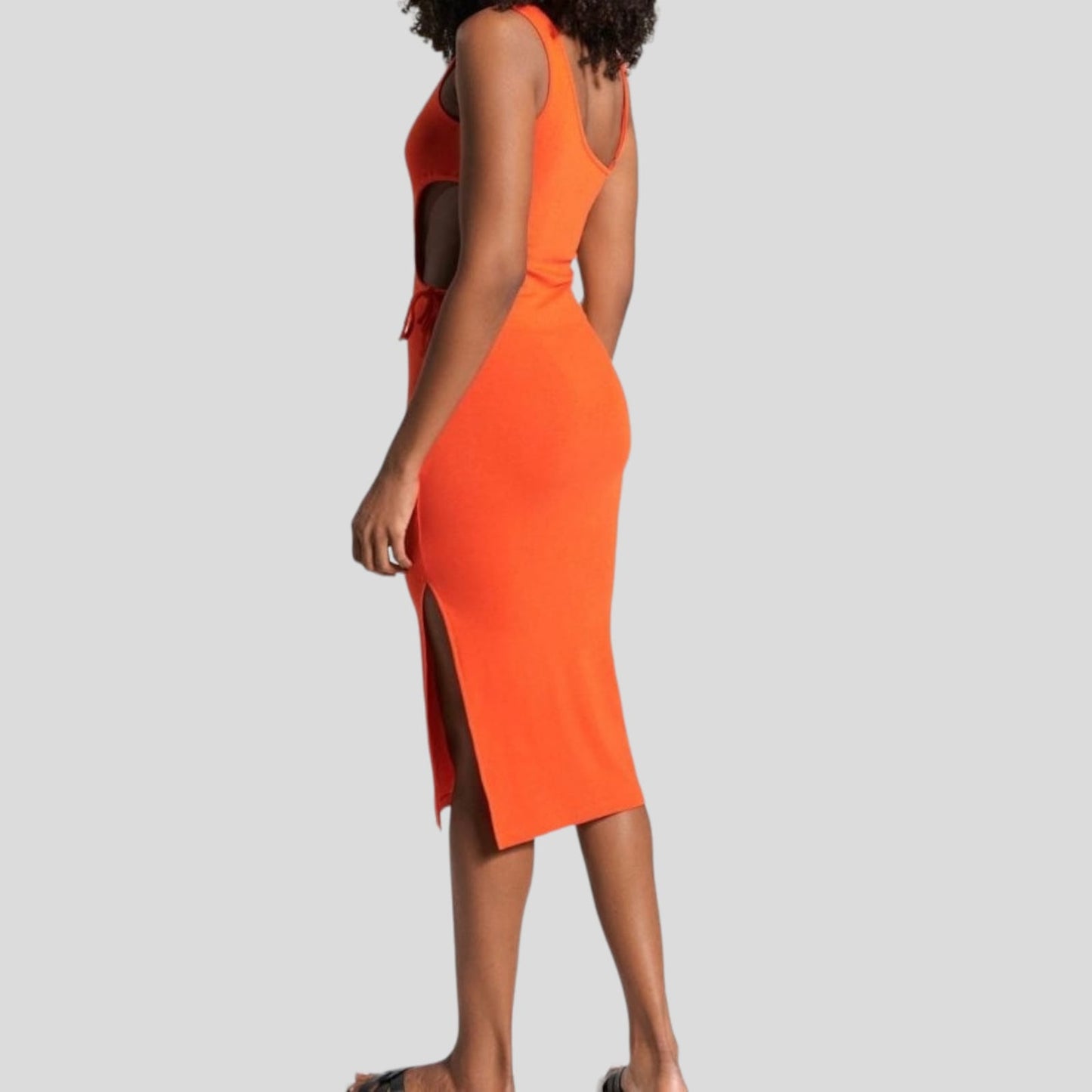 Fustan Midi me lidhjeFustan SinsaySinsayFustan Sinsay vjen me një model vërtet të veçant. Tepër elegant dhe ekstravagant njëkohësisht në gjatësin e tij, me një hapje moderne anash në pjesën e belit. Komod
