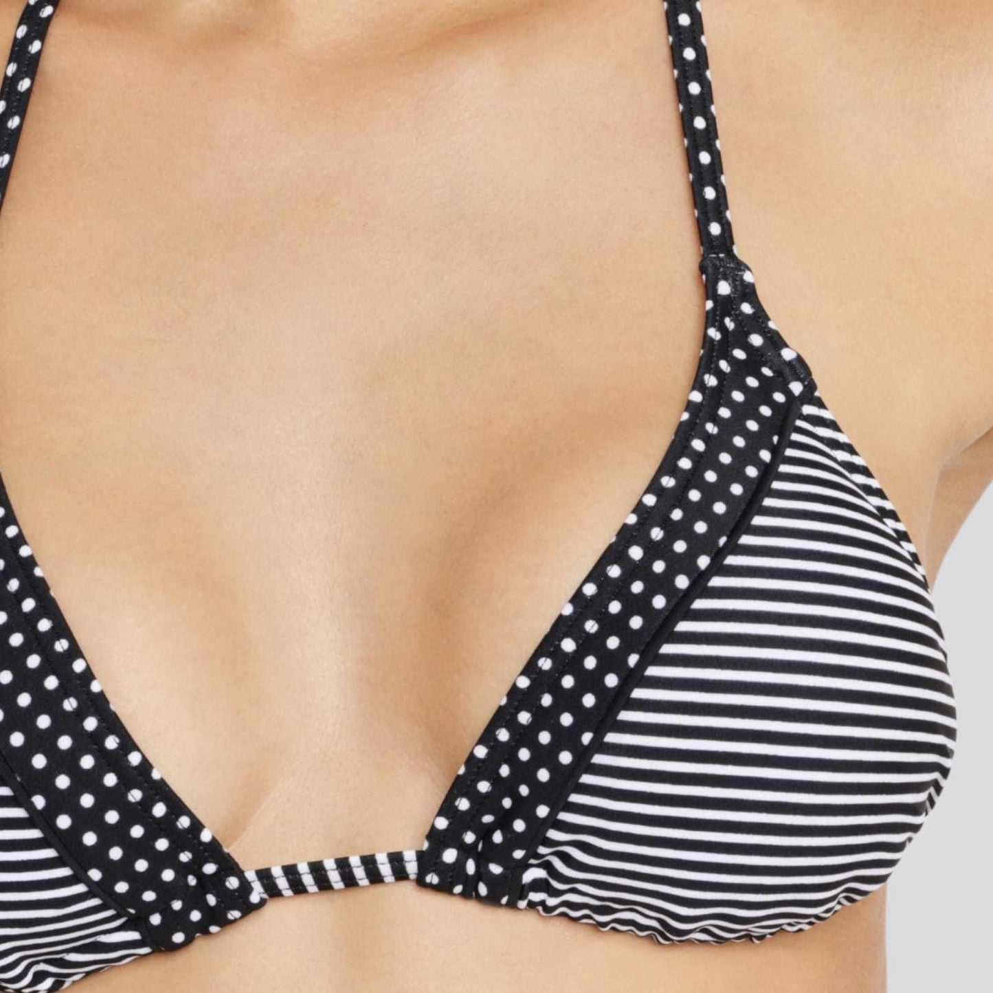 Rroba PlazhiTop Bikini S'OliverS'OliverTop Bikini S'Oliver vijnë me një model vërtet të veçant. Komod falë materialit me cilësi te lartë.