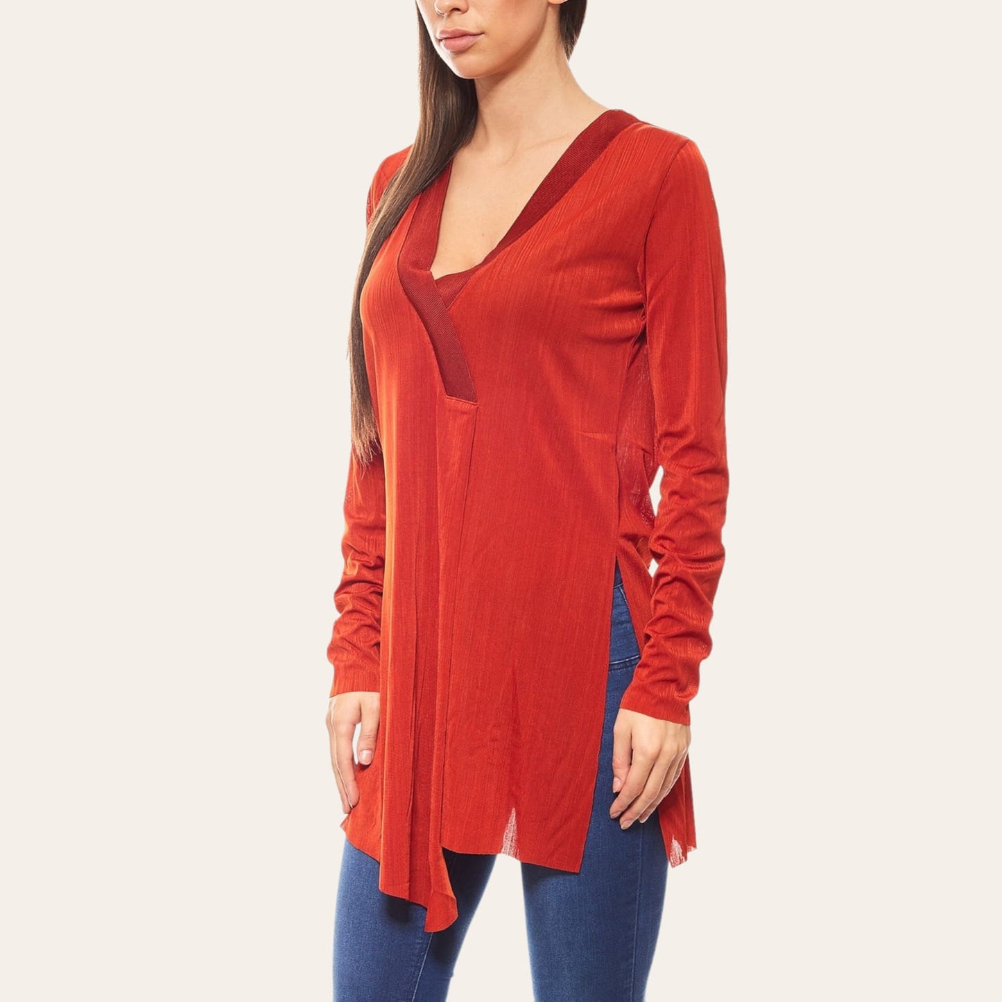 BluzeBluzë Laura Scott #Laura ScottBluzë Laura Scott vjen me një model vërtet të veçant. E gjatë dhe me dekolte të bukur. Komod falë materialit me cilësi te lartë.