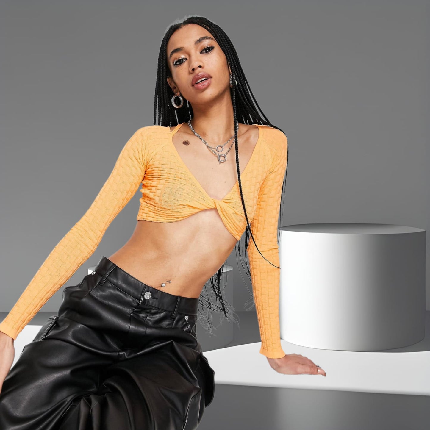 crop top BershkaCrop Top BershkaBershkaCrop Top Bershka vjen me një model vërtet të veçant. Mëngë të gjata, portkalli dhe me përthyerje në pjesën e parme. Komod falë materialit me cilësi te lartë.