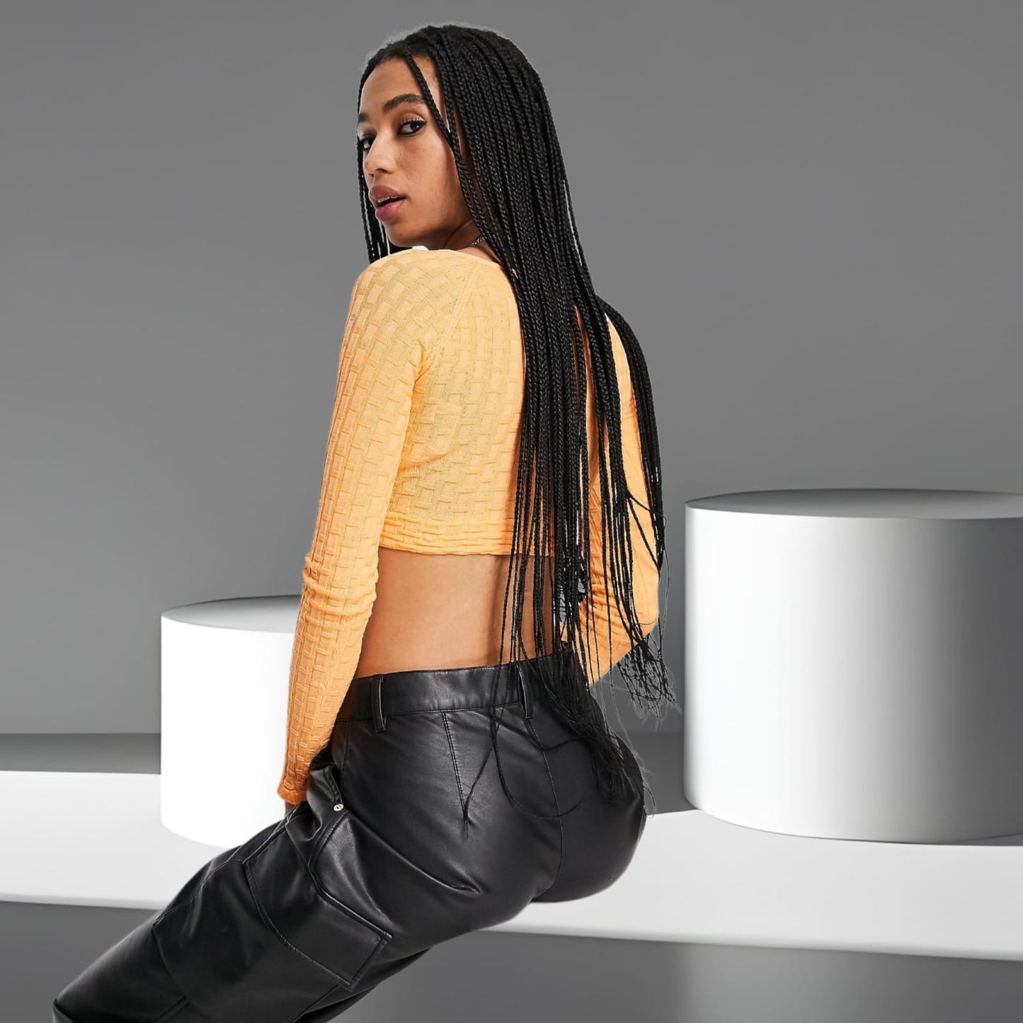 crop top BershkaCrop Top BershkaBershkaCrop Top Bershka vjen me një model vërtet të veçant. Mëngë të gjata, portkalli dhe me përthyerje në pjesën e parme. Komod falë materialit me cilësi te lartë.