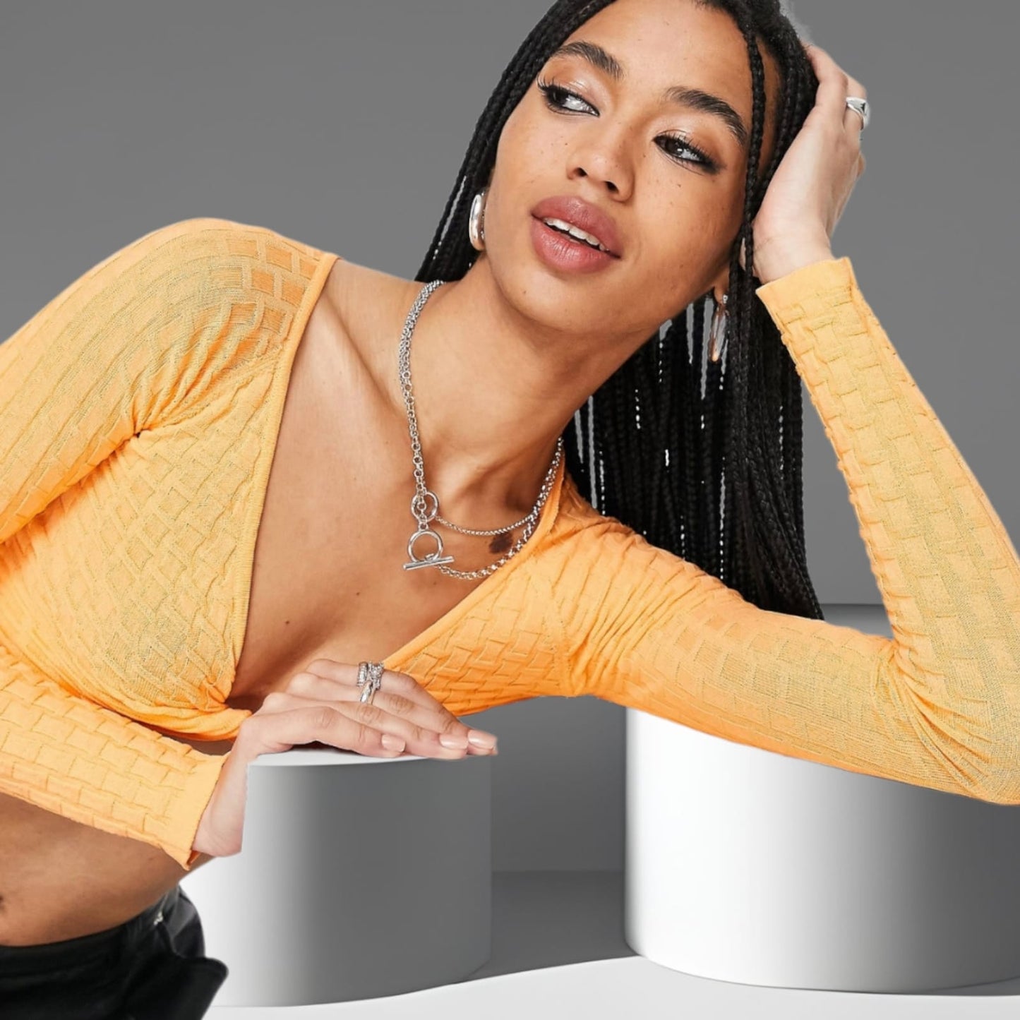 crop top BershkaCrop Top BershkaBershkaCrop Top Bershka vjen me një model vërtet të veçant. Mëngë të gjata, portkalli dhe me përthyerje në pjesën e parme. Komod falë materialit me cilësi te lartë.