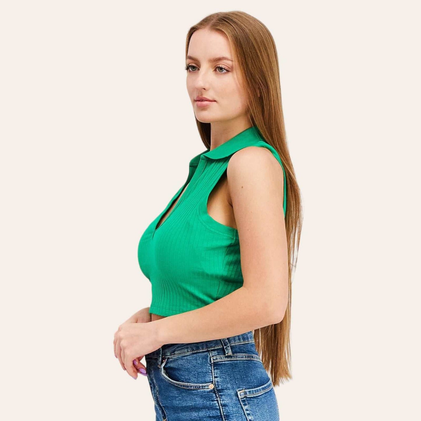crop top I trikoturCrop Top SinsaySinsayCrop Top Sinsay vjen me një format vërtet të këndshëm. Jakë V, mëngë zhapone dhe i trikotuar. Komod në trup falë cilësis së të mirë të materialit.