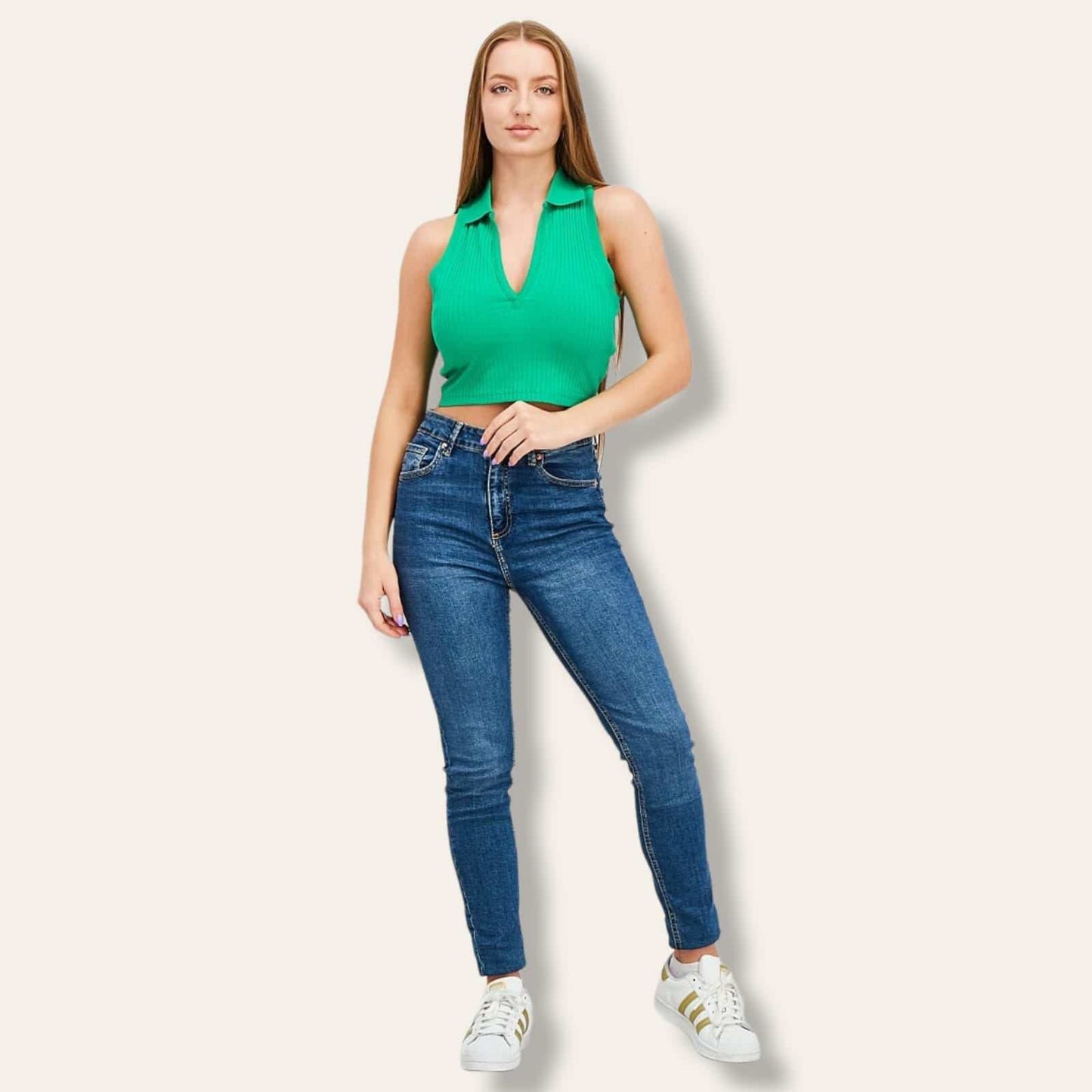 crop top I trikoturCrop Top SinsaySinsayCrop Top Sinsay vjen me një format vërtet të këndshëm. Jakë V, mëngë zhapone dhe i trikotuar. Komod në trup falë cilësis së të mirë të materialit.