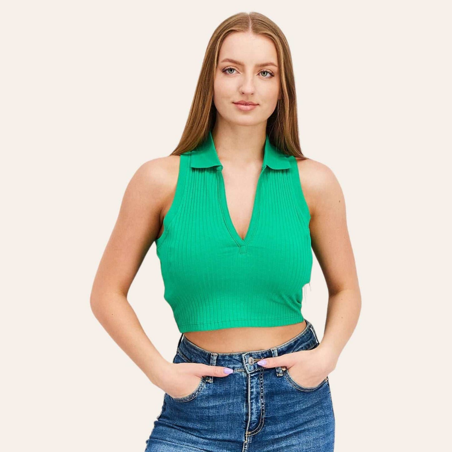 crop top I trikoturCrop Top SinsaySinsayCrop Top Sinsay vjen me një format vërtet të këndshëm. Jakë V, mëngë zhapone dhe i trikotuar. Komod në trup falë cilësis së të mirë të materialit.
