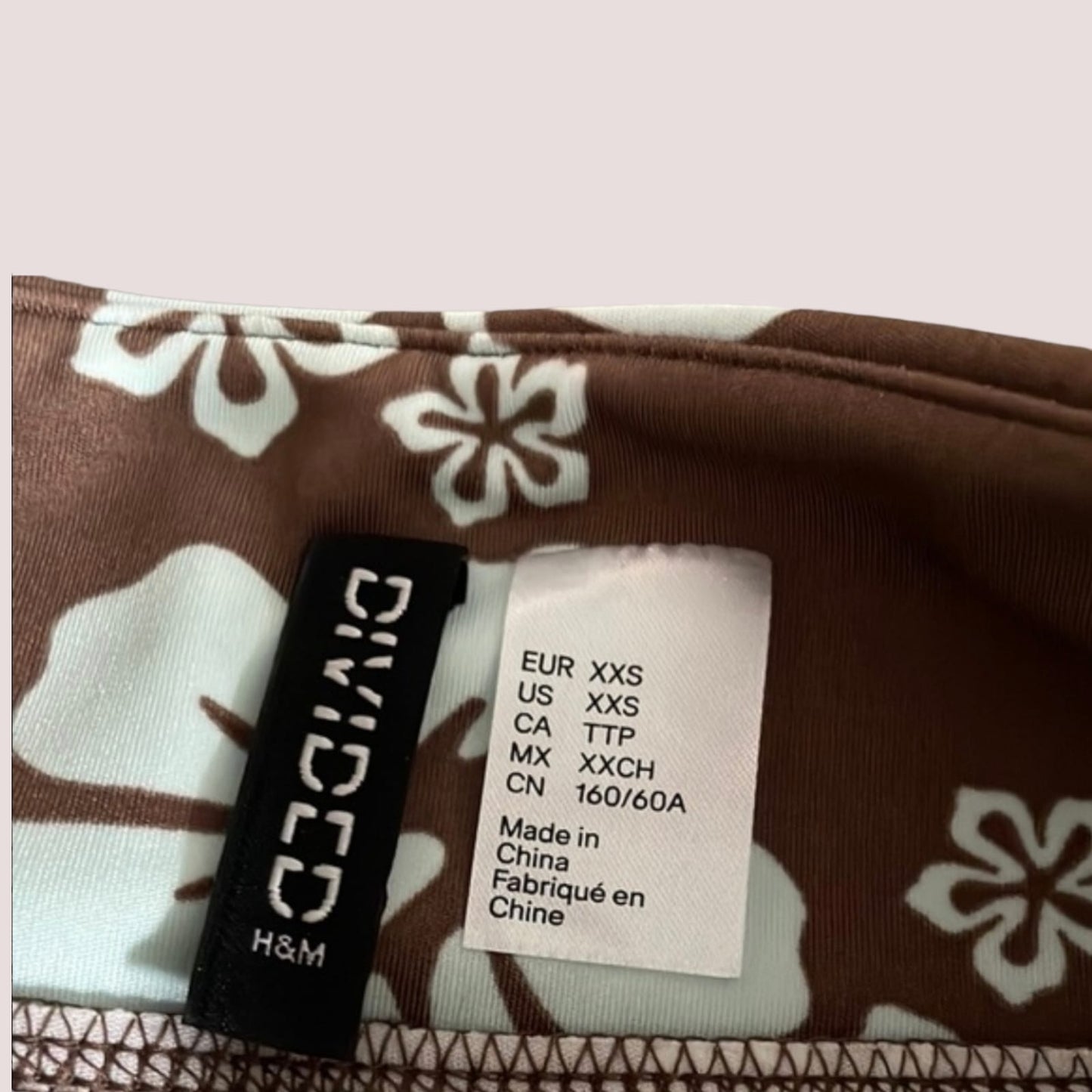 MinifundMinifund H&MH&MMinifund H&M vjen me një model vërtet të veçant. I ngushtë dhe me bel të ulët. Me desing me lule. Komod falë materialit me cilësi te lartë.