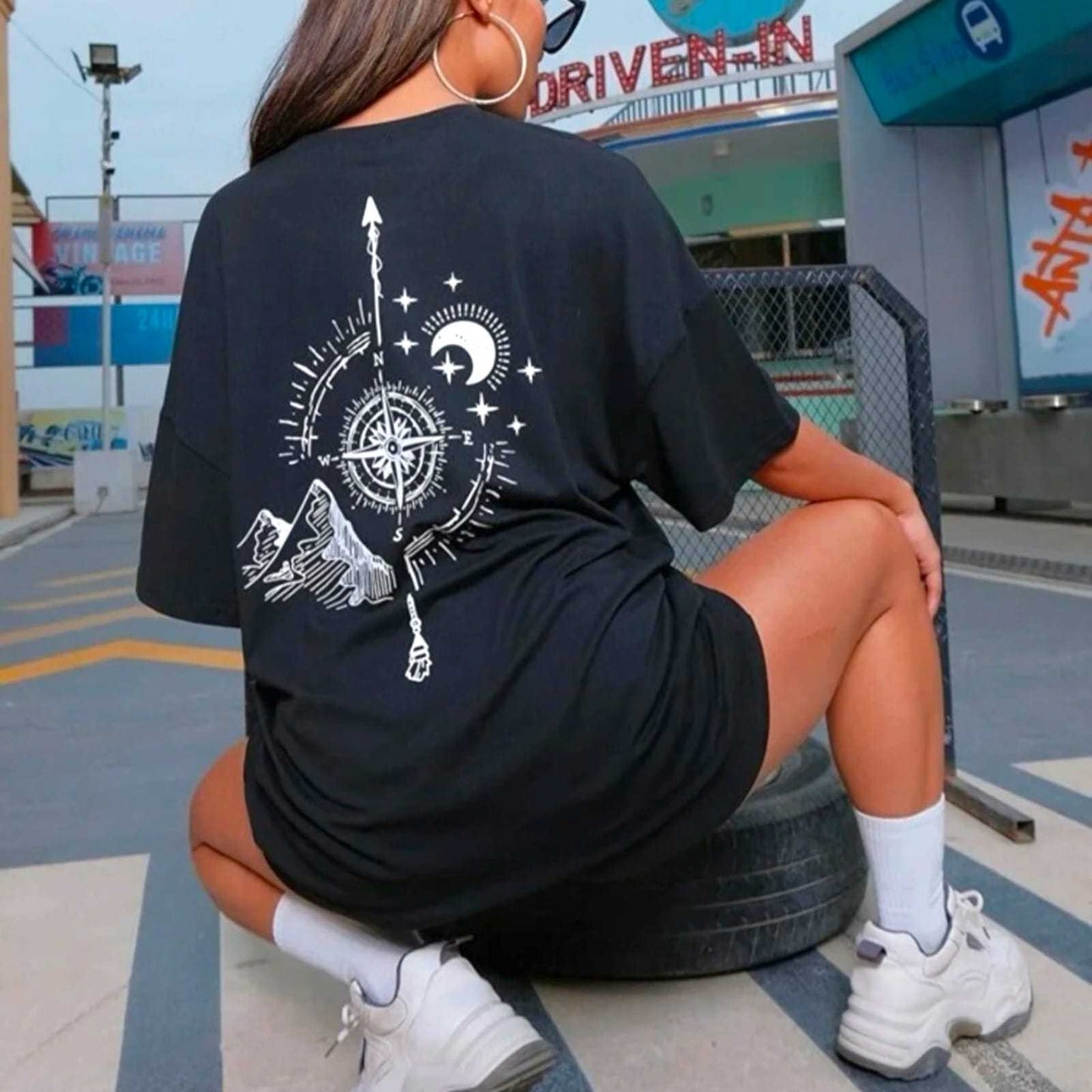 T-shirtT-Shirt Antonela's FlavoursAntonela's FlavoursT-Shirt Antonela's Falours vjen me një model vërtet të veçant. Një ngjyrëshe (e zezë) dhe me figurë stampim në pjesën e pasme. Prerje Oversize. Komod falë materialit