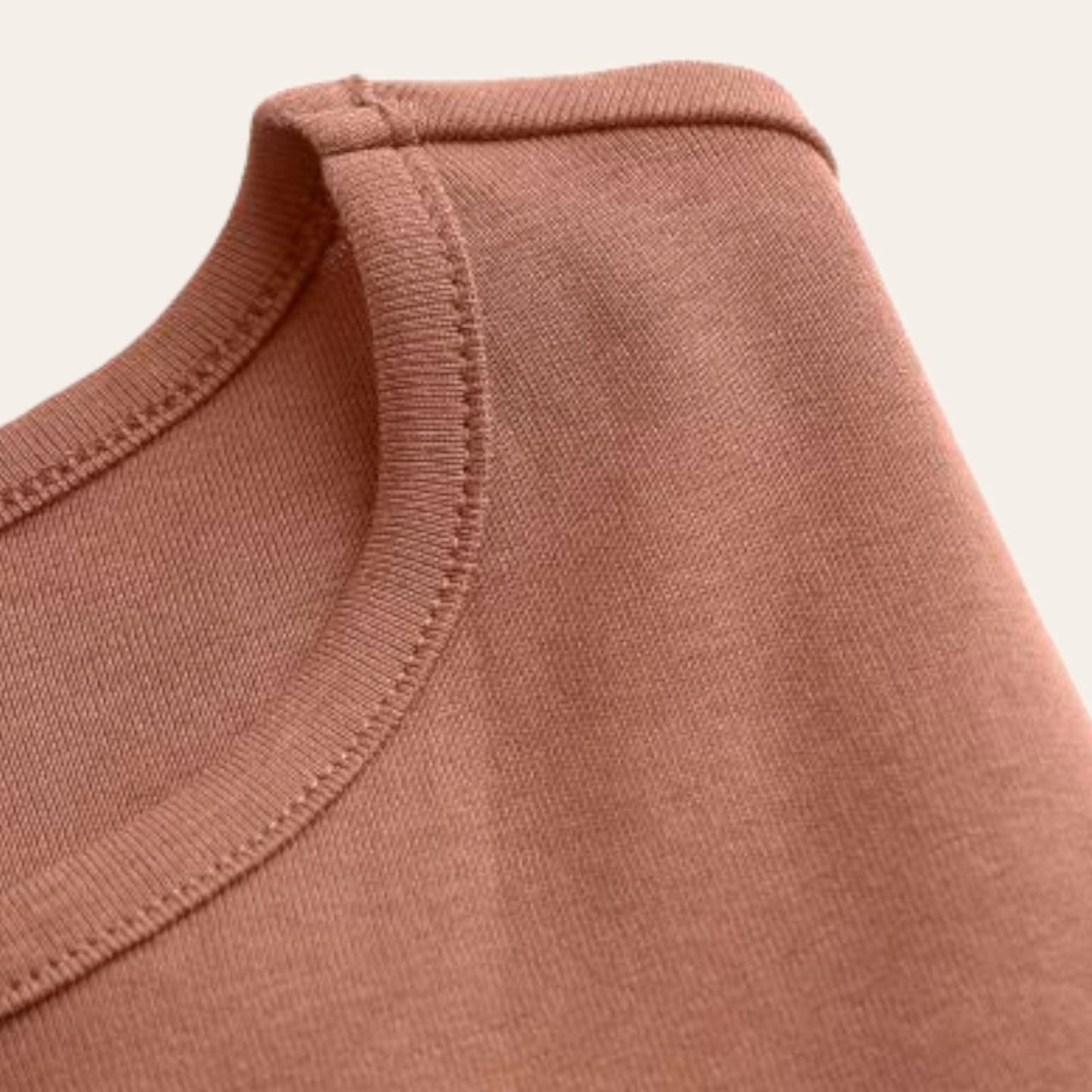 crop topBluzë H&MH&MBluza H&M vjen me gjatësi të shkurtër sipër belit. Stampim modern në madhësin e kraharorit, tepër modern dhe sportiv njëkohësisht.
