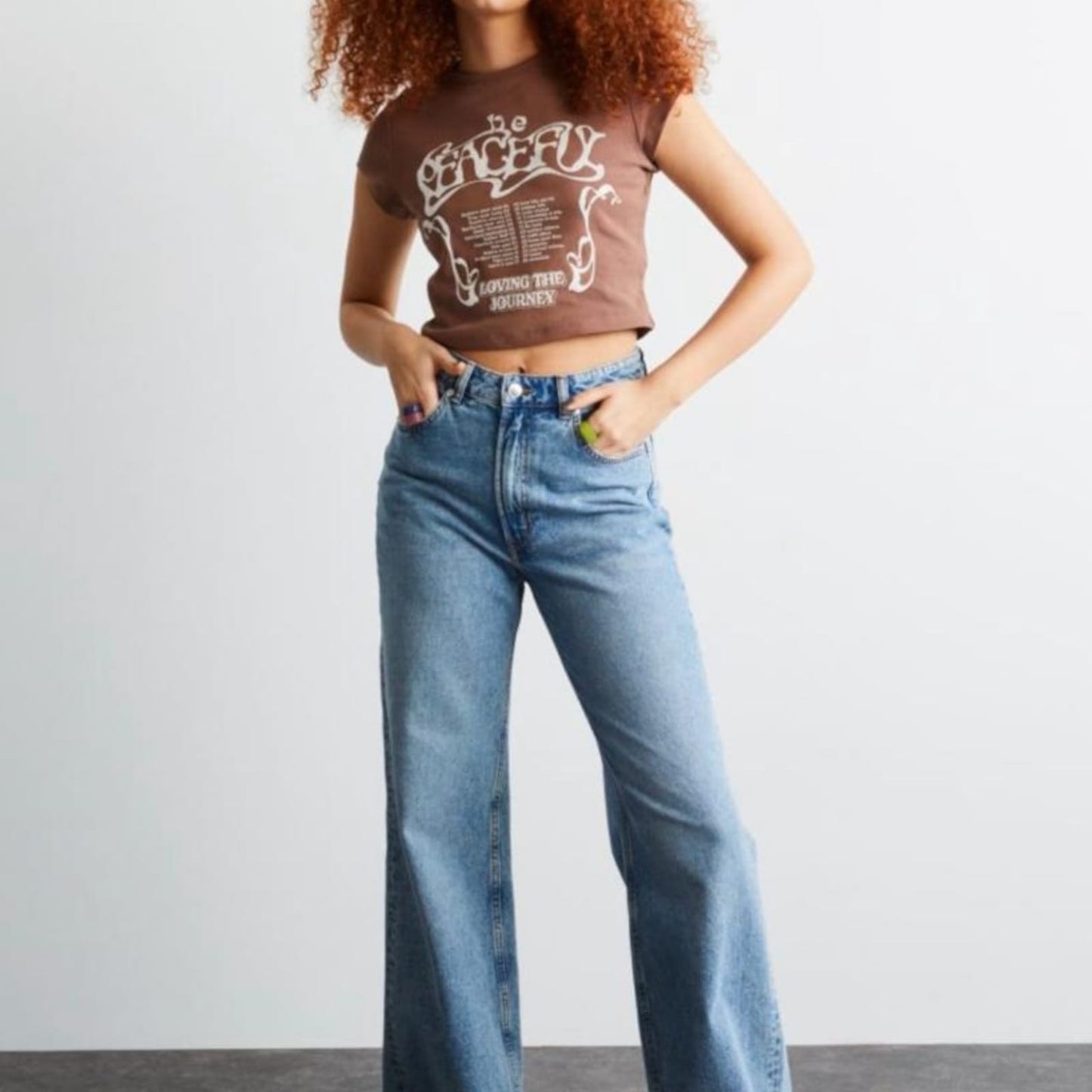 crop topBluzë H&MH&MBluza H&M vjen me gjatësi të shkurtër sipër belit. Stampim modern në madhësin e kraharorit, tepër modern dhe sportiv njëkohësisht.