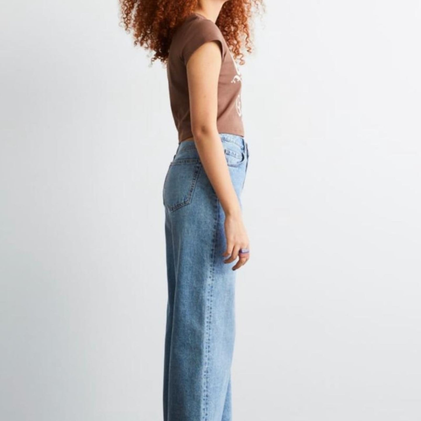 crop topBluzë H&MH&MBluza H&M vjen me gjatësi të shkurtër sipër belit. Stampim modern në madhësin e kraharorit, tepër modern dhe sportiv njëkohësisht.