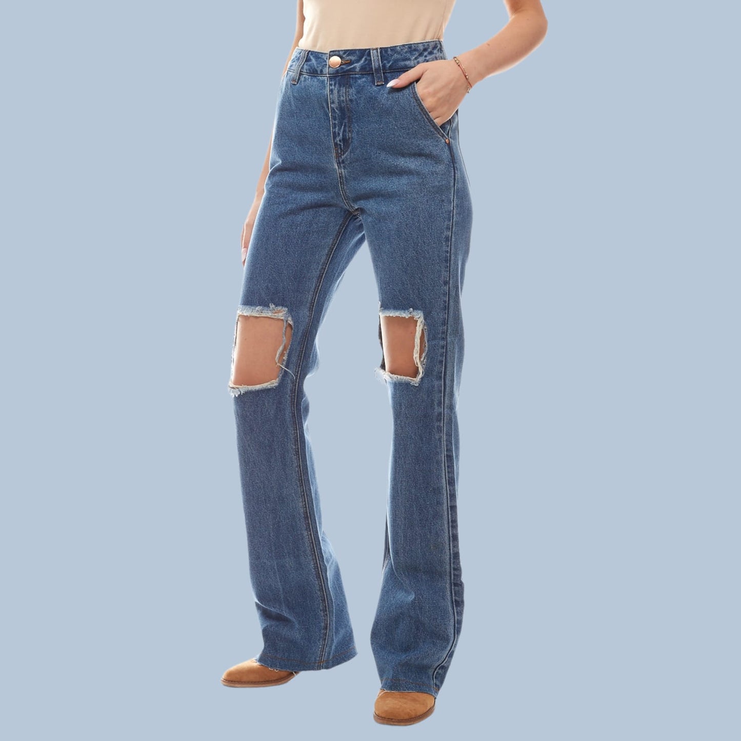 JeansJeans Funky Buddha #Funky BuddhaJeans Funky Buddha vjen me një model vërtet të modern. Te çara siper gjurit, me dy xhepa anash dhe mbrapa.
Komode falë materialit me cilësi te lartë.
