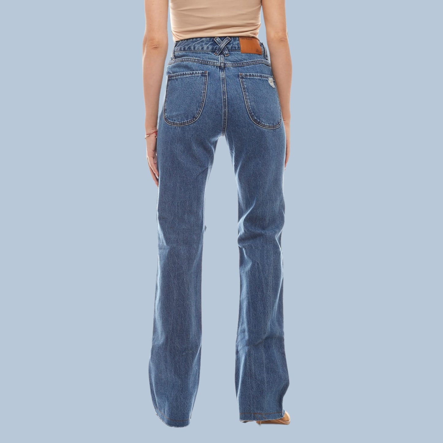 JeansJeans Funky Buddha #Funky BuddhaJeans Funky Buddha vjen me një model vërtet të modern. Te çara siper gjurit, me dy xhepa anash dhe mbrapa.
Komode falë materialit me cilësi te lartë.