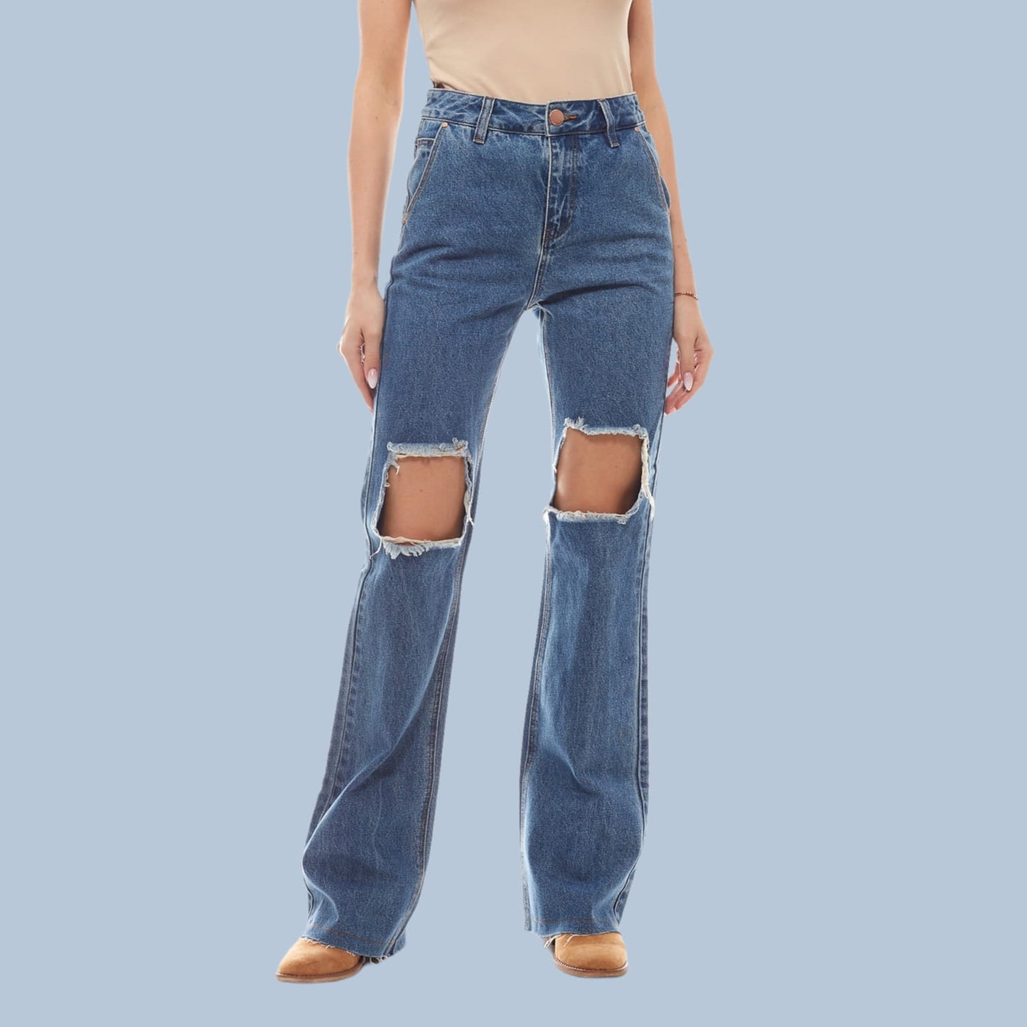 JeansJeans Funky Buddha #Funky BuddhaJeans Funky Buddha vjen me një model vërtet të modern. Te çara siper gjurit, me dy xhepa anash dhe mbrapa.
Komode falë materialit me cilësi te lartë.