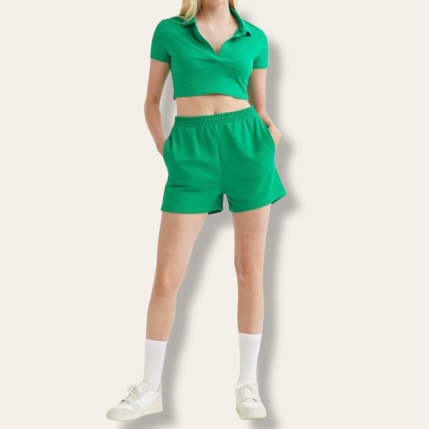 BluzeCrop Top T-shirt H&MH&MCrop Top T-shirt H&M vjen me një model vërtet të veçant. Mëngë të shkurta, me jakë V e palosur dhe prerje e shkurtër. Komod falë materialit me cilësi te lartë.