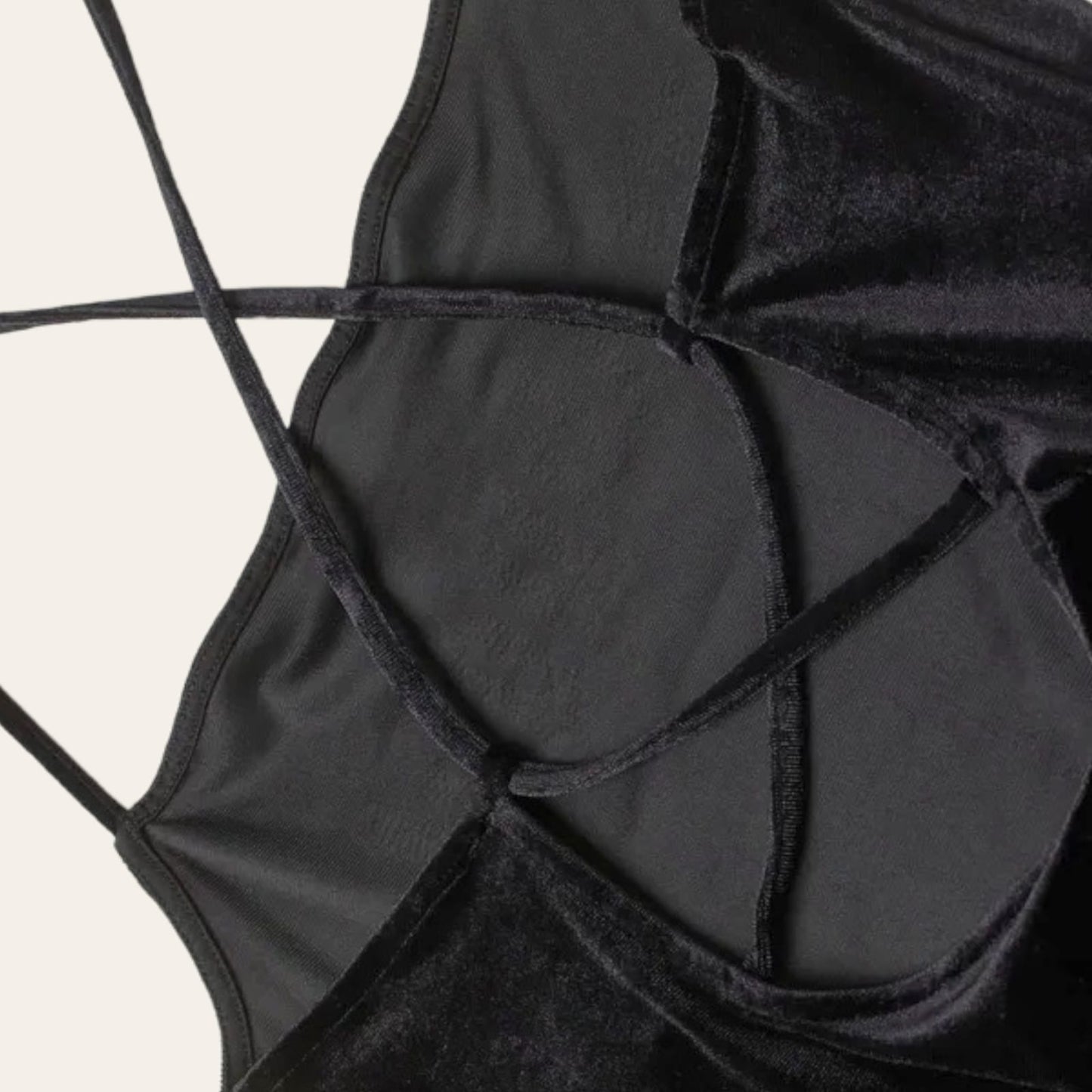 FustanFustan H&MH&MFustan H&M vjen me një model vërtet të veçant. I shkurtër, i ngushtë pas trupit dhe me rripa qe kryqezohen ne pjesen e pasme. Komod falë materialit me cilësi te