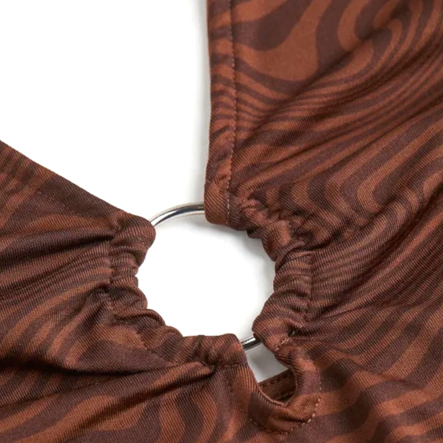 FustanFustan H&MH&MFustan H&M vjen me një model vërtet të veçant. I shkurtër, jakë V dhe me një unazë metalike dekorimi. Komod falë materialit me cilësi te lartë.