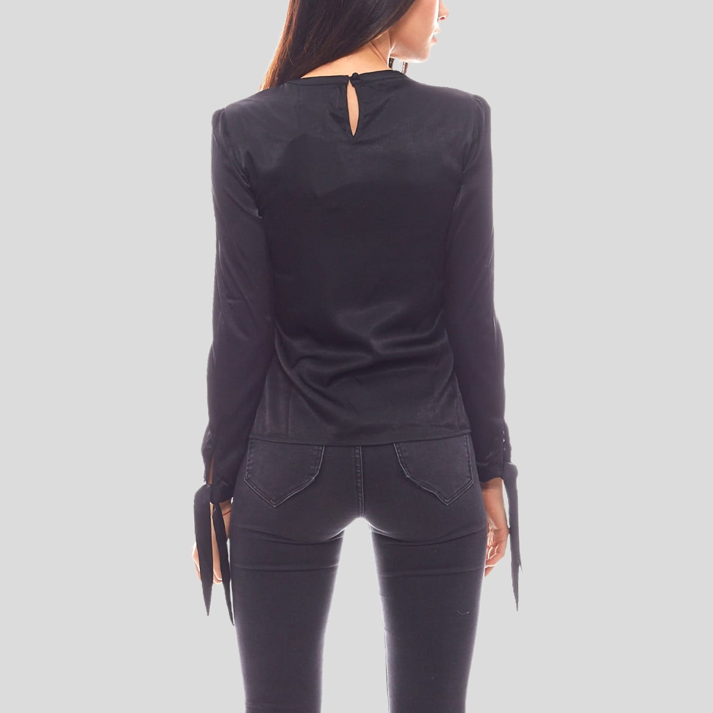 BluzeBluzë NAKD #NAKDBluzë NAKD vjen në një model vërtet klas. Me lidhëse tepër fashion te mëngët.