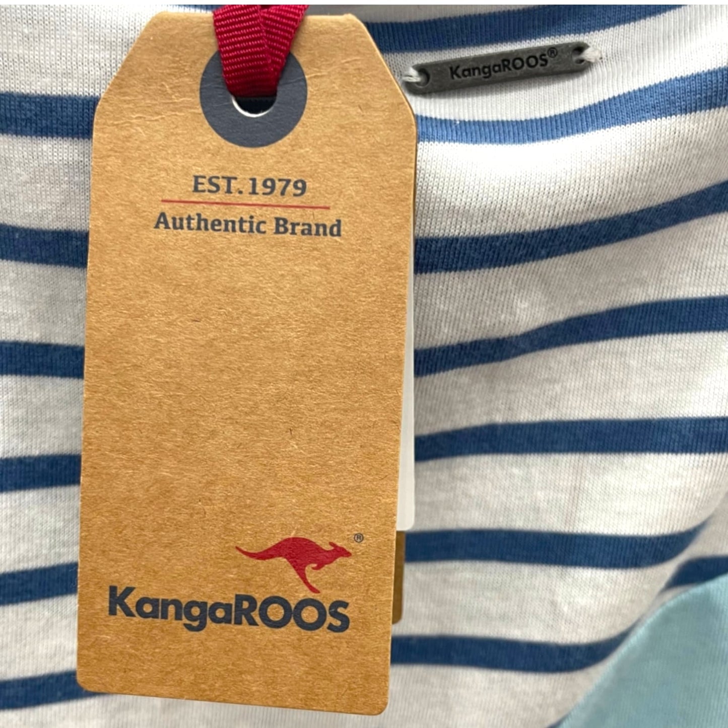Fustan dhe bluzeFustan Set KangaRoosKangaRoosFustan Set KangaRoos vjen me një model vërtet të veçant. Vjen me dy pjesë: poshtë fustan me rripa blu dhe sipër bluzë elegante me dy ngjyra. Komod falë materialit me