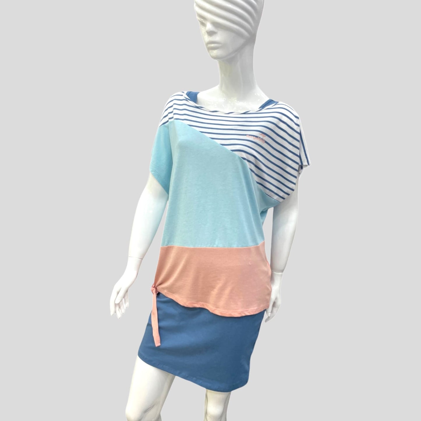 Fustan dhe bluzeFustan Set KangaRoosKangaRoosFustan Set KangaRoos vjen me një model vërtet të veçant. Vjen me dy pjesë: poshtë fustan me rripa blu dhe sipër bluzë elegante me dy ngjyra. Komod falë materialit me