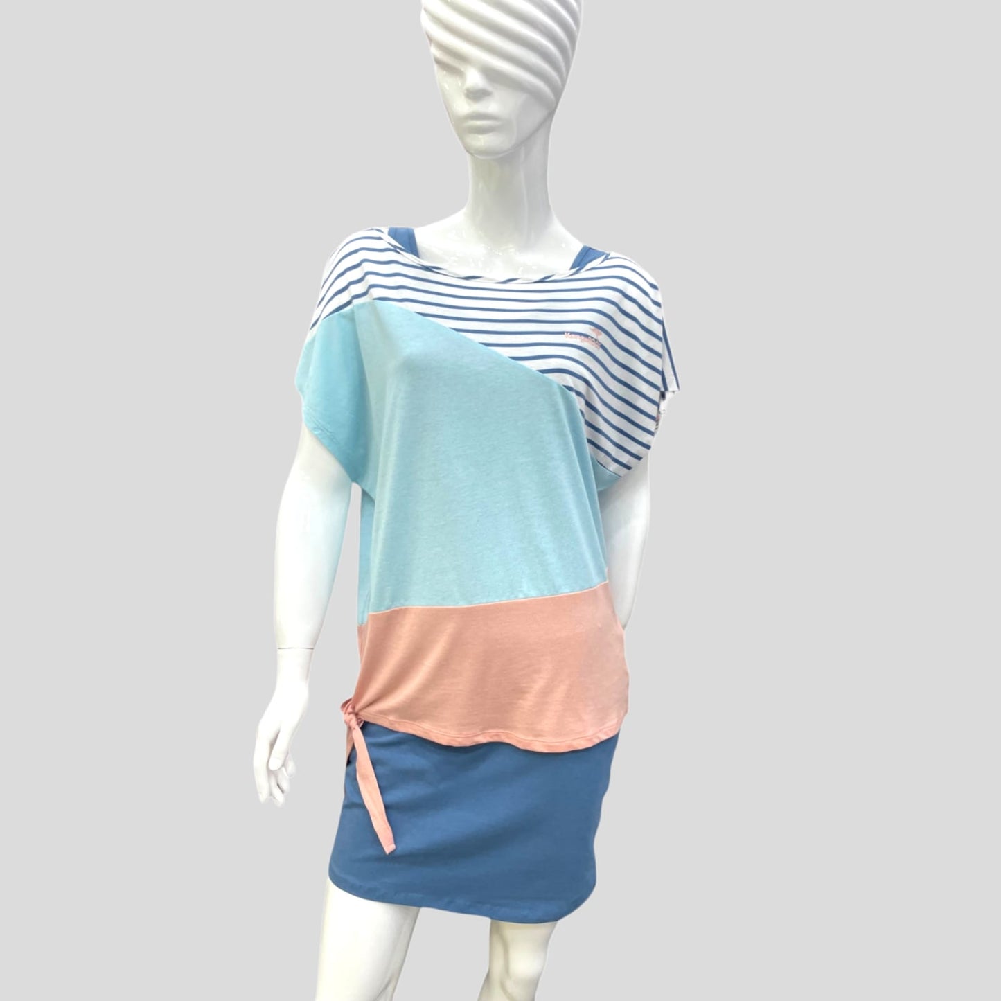 Fustan dhe bluzeFustan Set KangaRoosKangaRoosFustan Set KangaRoos vjen me një model vërtet të veçant. Vjen me dy pjesë: poshtë fustan me rripa blu dhe sipër bluzë elegante me dy ngjyra. Komod falë materialit me