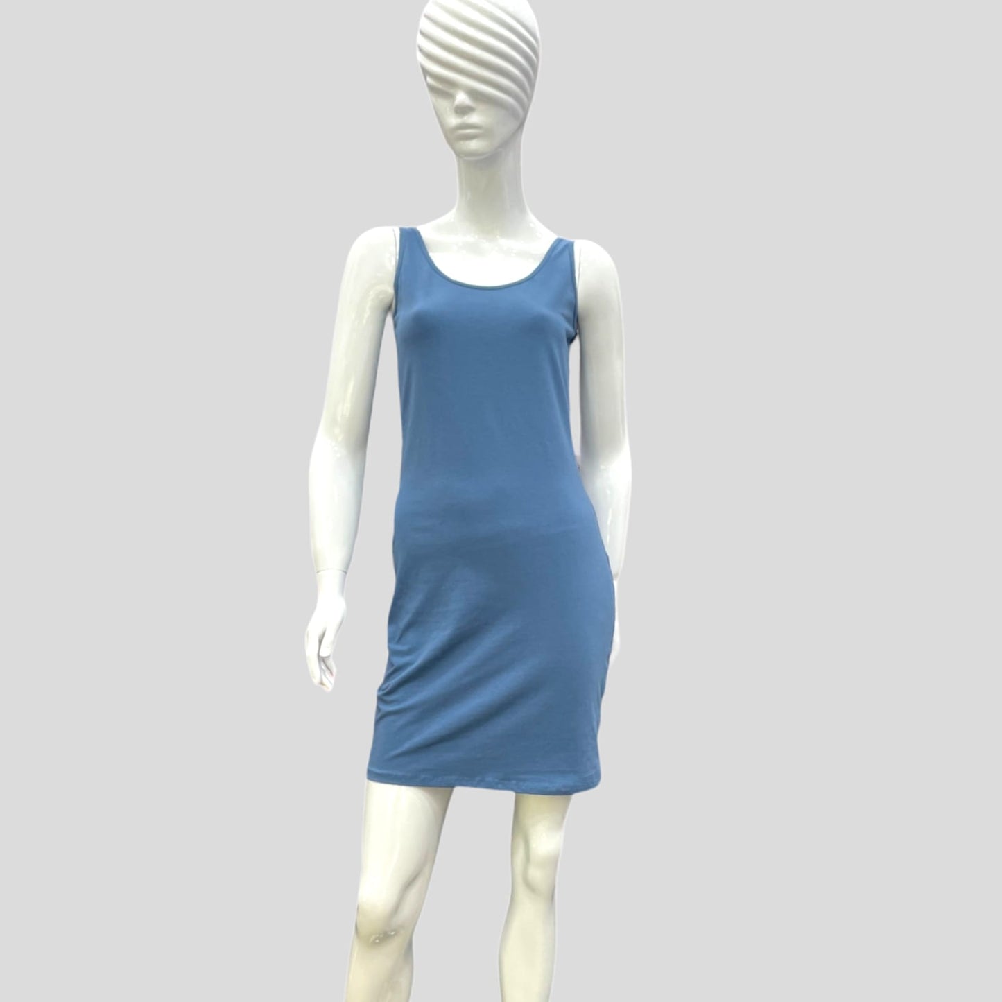 Fustan dhe bluzeFustan Set KangaRoosKangaRoosFustan Set KangaRoos vjen me një model vërtet të veçant. Vjen me dy pjesë: poshtë fustan me rripa blu dhe sipër bluzë elegante me dy ngjyra. Komod falë materialit me