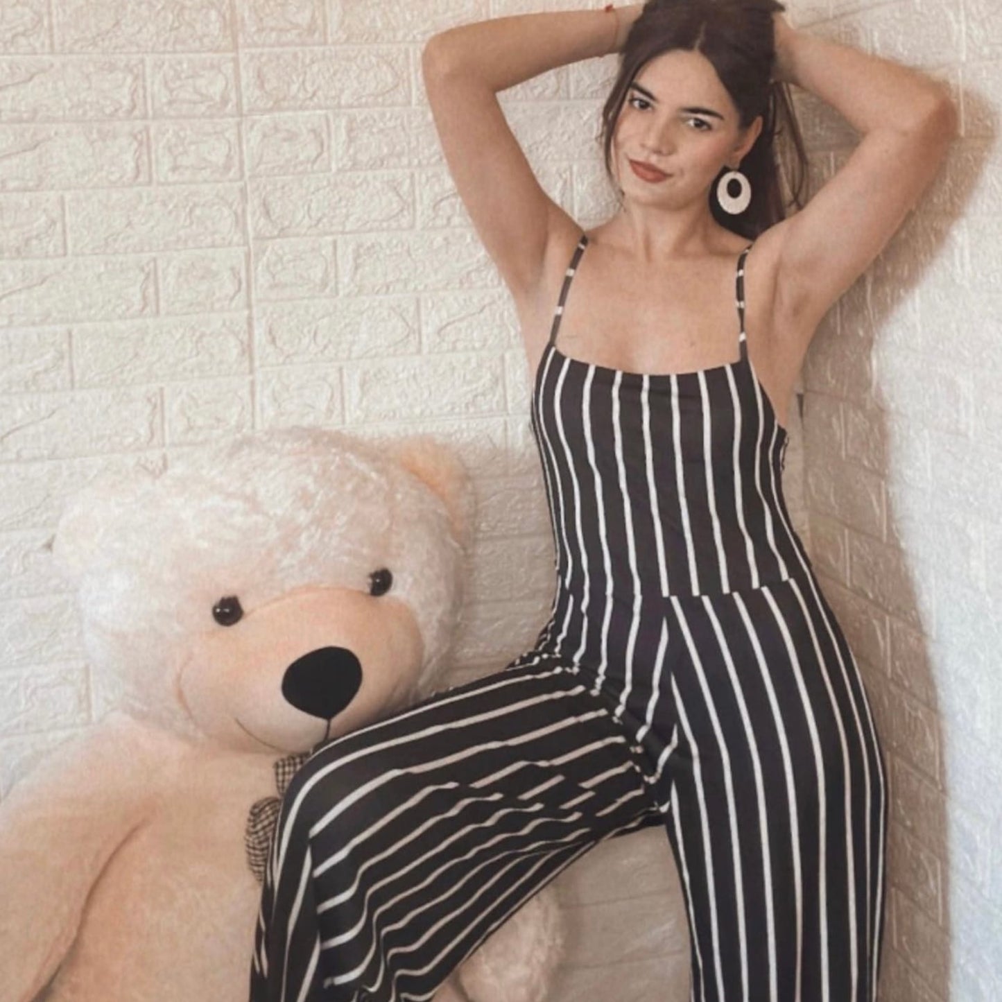 JumpsuitJumpsuit TrendyolTrendyolJumpsuit Trendyol vjen me një model vërtet të veçant. I zi me vija te bardha. Këmbë të drejta dhe një pëlhurë e butë e mëndafshtë.Komod falë materialit me cilësi te