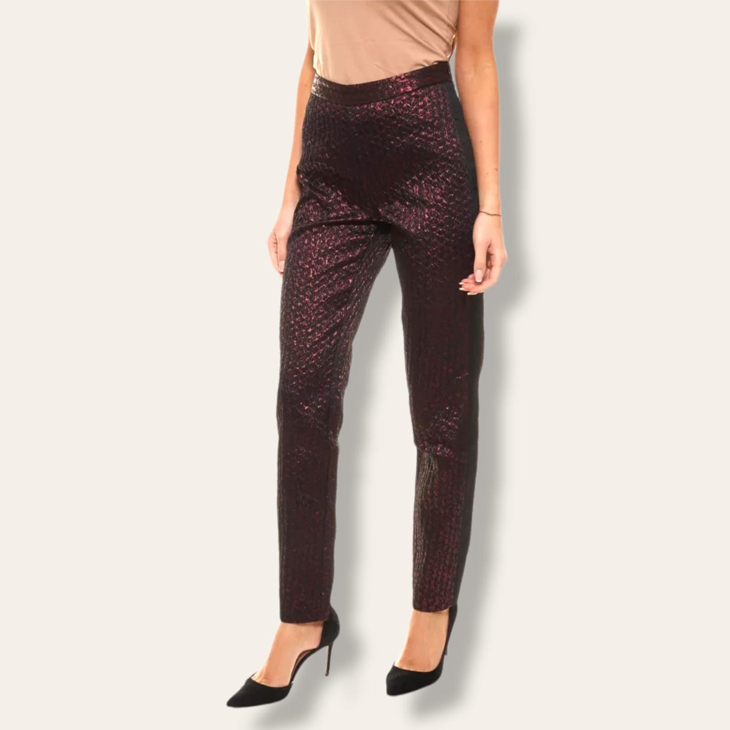 PantallonaPantallona HeineHeinePantallona Heine vijnë me një model vërtet të veçant. Elegante dhe me fije ngjyrë rozë. Komod falë materialit me cilësi te lartë.
