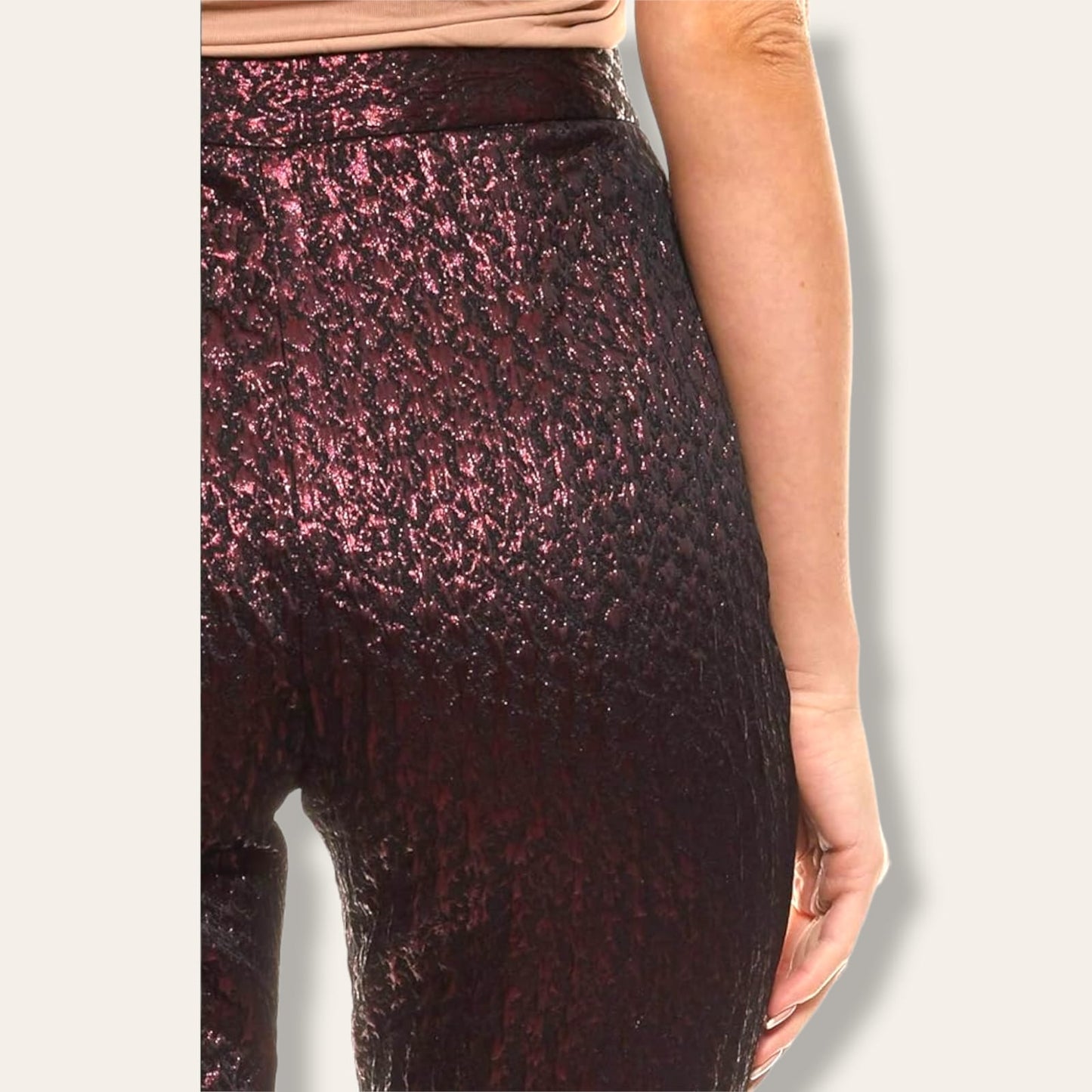 PantallonaPantallona HeineHeinePantallona Heine vijnë me një model vërtet të veçant. Elegante dhe me fije ngjyrë rozë. Komod falë materialit me cilësi te lartë.