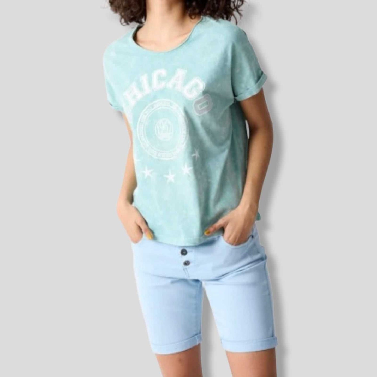 T-shirt CandyT-shirt Mister LadyMister LadyT-shirt Mister Lady vjen me një model vërtet të veçant. Me dekolte te rrumbullaket, krahet me buze te kthyera dhe shkrim CHICAGO. Komod falë materialit me cilësi te