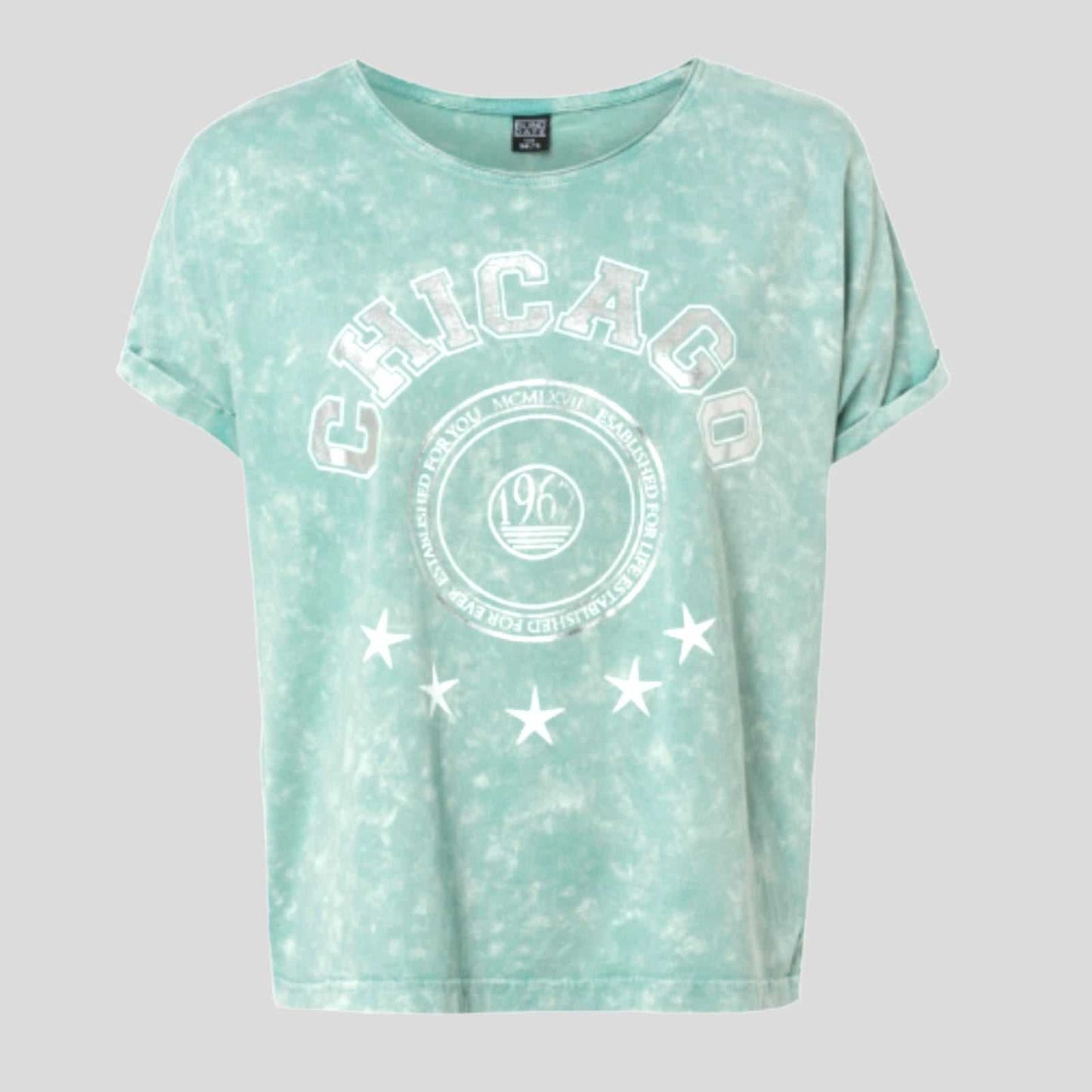 T-shirt CandyT-shirt Mister LadyMister LadyT-shirt Mister Lady vjen me një model vërtet të veçant. Me dekolte te rrumbullaket, krahet me buze te kthyera dhe shkrim CHICAGO. Komod falë materialit me cilësi te