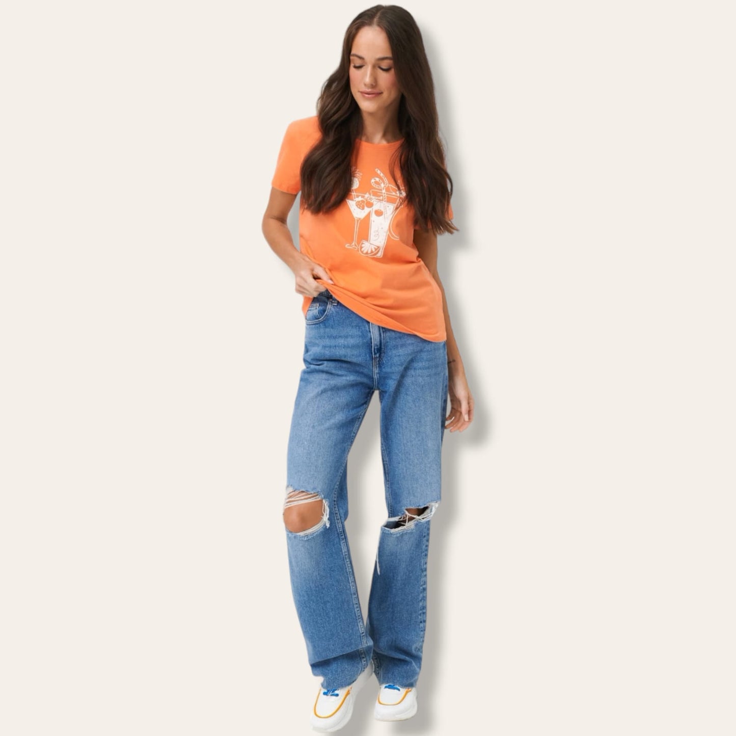 T-shirtT-Shirt SinsaySinsayT-Shirt Sinsay vjen me një model vërtet të veçant. Qafë të rrumbullakët, krahë të shkurtër me print dekorativ "Gota Kokteili. Komod falë materialit me cilësi te lart