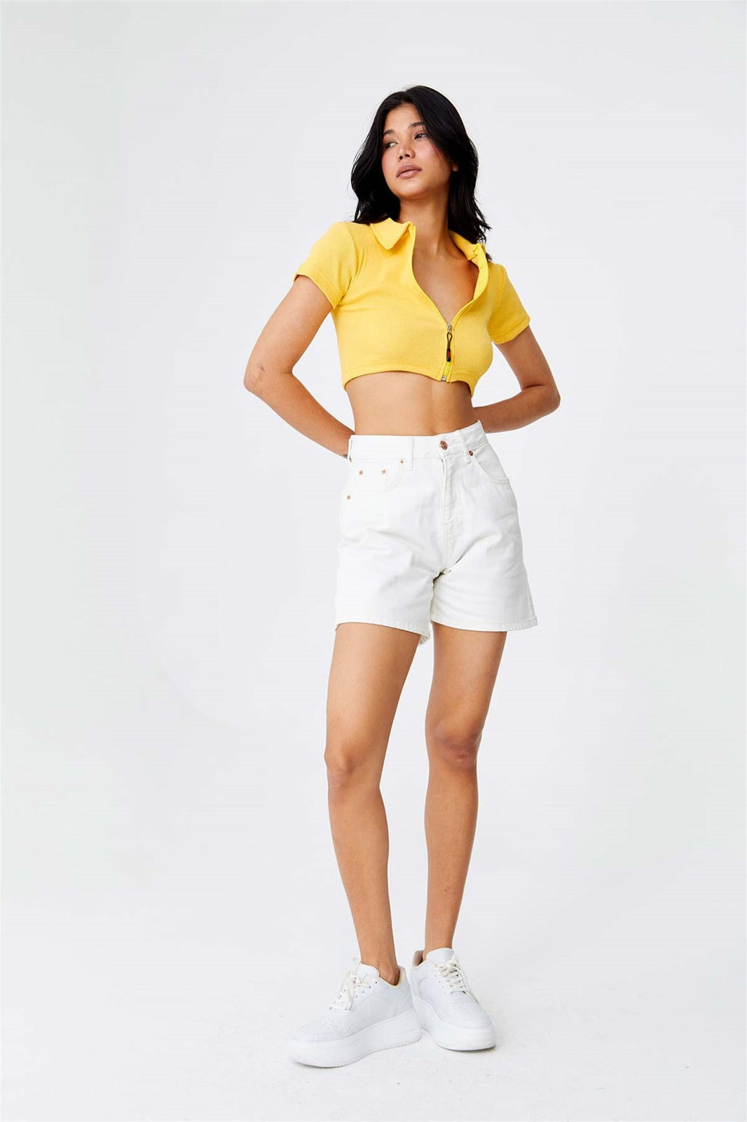 crop topCrop Top Tuba ButicTuba ButicCrop Top Tuba Butic me jakë Polo, mëngë të shkurta dhe zinxhir përpara.
