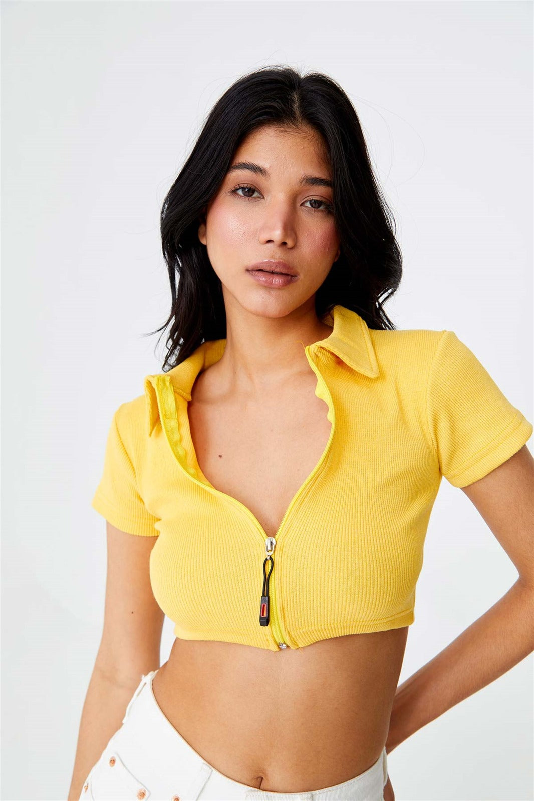 crop topCrop Top Tuba ButicTuba ButicCrop Top Tuba Butic me jakë Polo, mëngë të shkurta dhe zinxhir përpara.