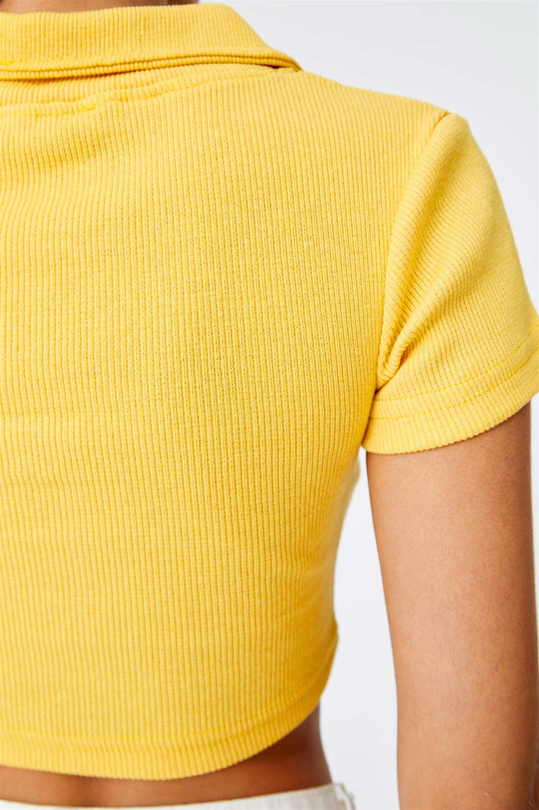 crop topCrop Top Tuba ButicTuba ButicCrop Top Tuba Butic me jakë Polo, mëngë të shkurta dhe zinxhir përpara.