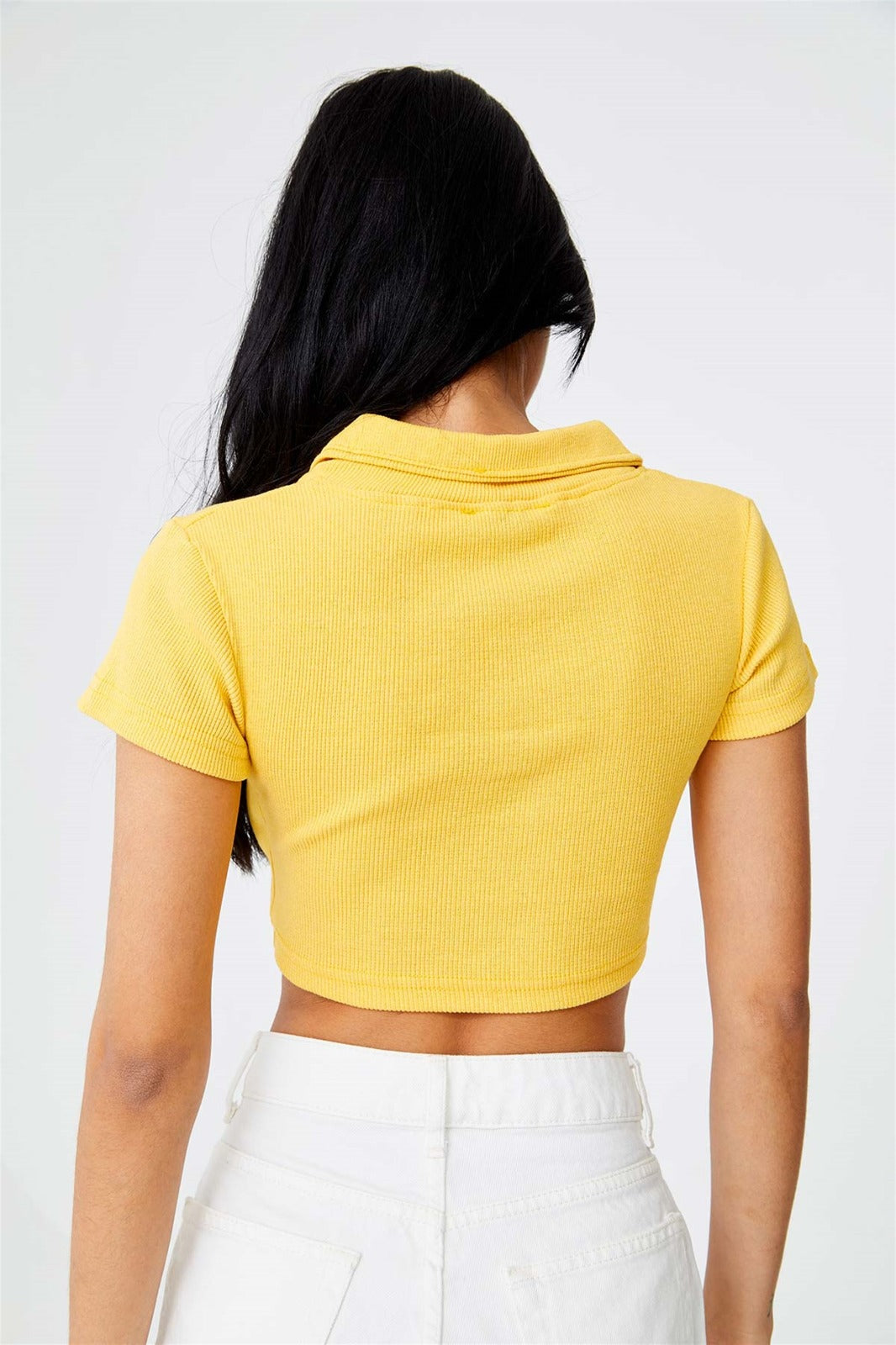 crop topCrop Top Tuba ButicTuba ButicCrop Top Tuba Butic me jakë Polo, mëngë të shkurta dhe zinxhir përpara.