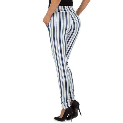 Pantallona klasikePantallona Chinos Holala #Chinos HolalaPantallona Chinos Holala vjinë me një model vërtet të veçant. Me vija, bel të lartë dhe dy xhepa anash. Pa zinxhirë dhe një rrip modelues përpara. Komod falë materia