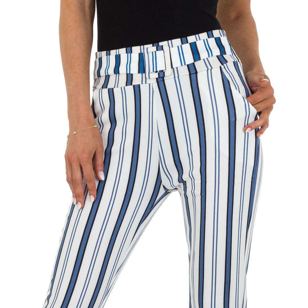 Pantallona klasikePantallona Chinos Holala #Chinos HolalaPantallona Chinos Holala vjinë me një model vërtet të veçant. Me vija, bel të lartë dhe dy xhepa anash. Pa zinxhirë dhe një rrip modelues përpara. Komod falë materia