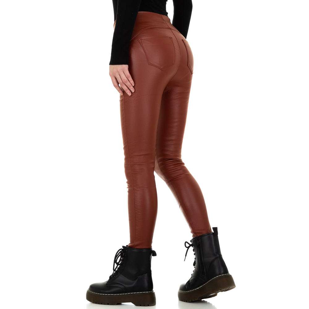 PantallonaPantallona Hose DaysieDaysiePantallona Hose Daysie vijnë me një model vërtet të veçant. Të ngushta dhe lëkurë optike. Komod falë materialit me cilësi te lartë.