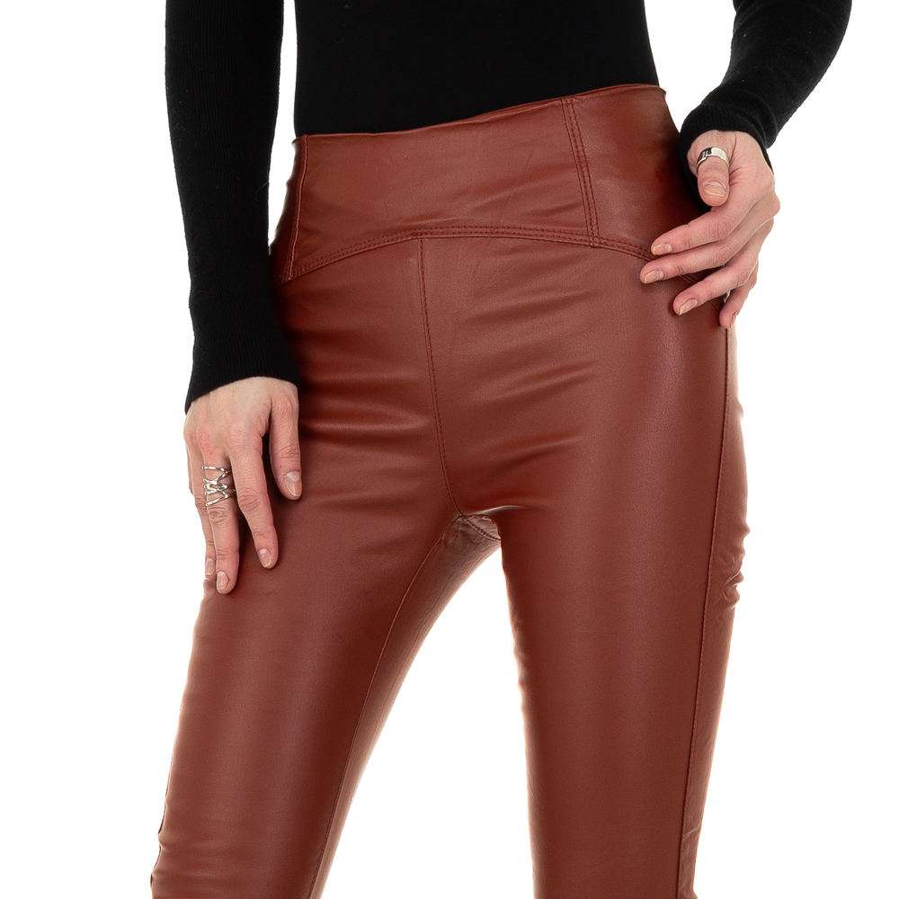 PantallonaPantallona Hose DaysieDaysiePantallona Hose Daysie vijnë me një model vërtet të veçant. Të ngushta dhe lëkurë optike. Komod falë materialit me cilësi te lartë.