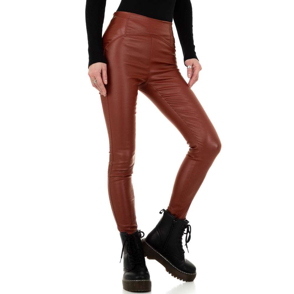 PantallonaPantallona Hose DaysieDaysiePantallona Hose Daysie vijnë me një model vërtet të veçant. Të ngushta dhe lëkurë optike. Komod falë materialit me cilësi te lartë.