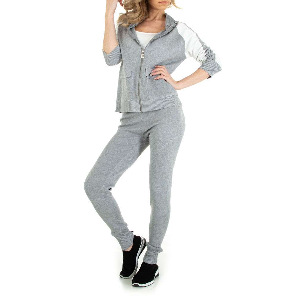 Kostum SportivKomplet Sportiv Emma&Ashley #Emma&AshleyKomplet Sportiv Emma&Ashley vjen me një model vërtet të veçant. Pantallona të gjata dhe xhaketë me zinxhirë. Komod falë materialit me cilësi te lartë.