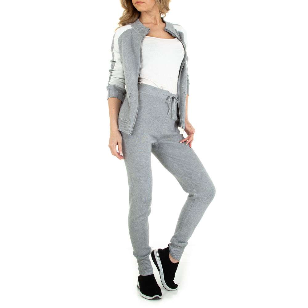 Kostum SportivKomplet Sportiv Emma&Ashley #Emma&AshleyKomplet Sportiv Emma&Ashley vjen me një model vërtet të veçant. Pantallona të gjata dhe xhaketë me zinxhirë. Komod falë materialit me cilësi te lartë.