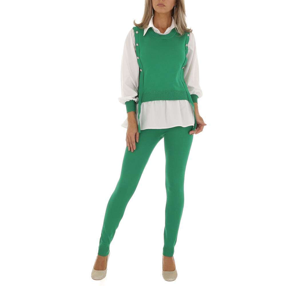 KompletKomplet Emma&Ashley #Emma&AshleyKomplet Emma&Ashley vjen me një model vërtet të veçant. Pantallona të gjata dhe bluzë/këmishë. Komod falë materialit me cilësi te lartë.